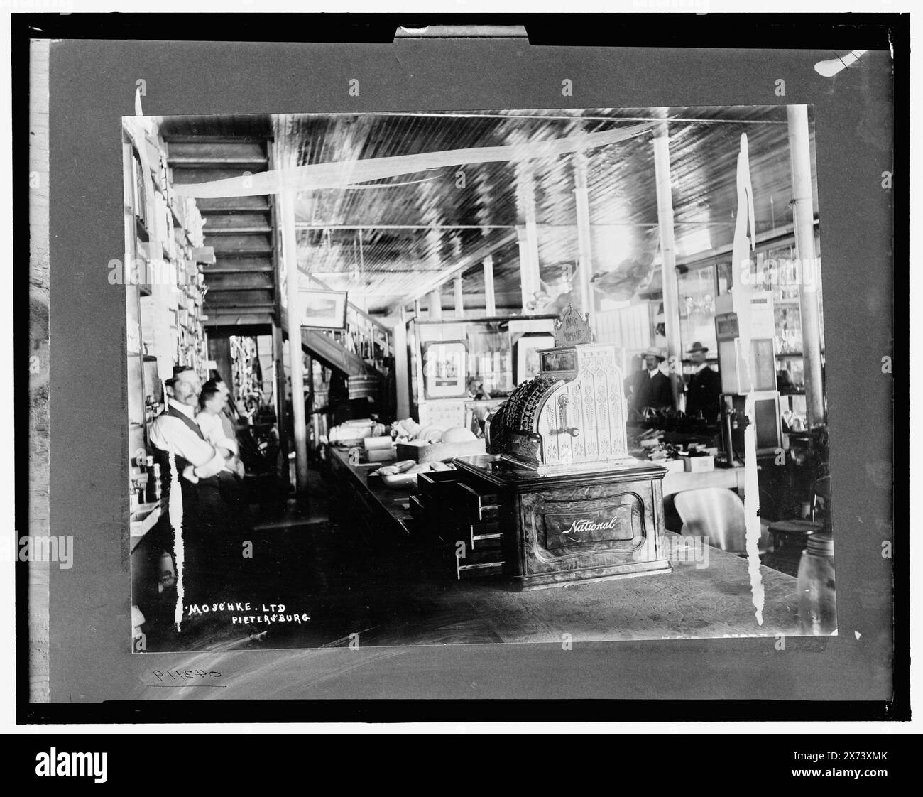 Moschke Ltd., Pietersburg, Jacket title: Store of H. Moschke Ltd., Petersburg, Soc. Africa., 'Made especially for the National Cash Register Company' on jacket., '49' on negative., Detroit Publishing Co. No 043119., Gift; State Historical Society of Colorado; 1949, negozi e negozi. , Interni. , Registratori di cassa. , Sud Africa, Pietersburg. Foto Stock