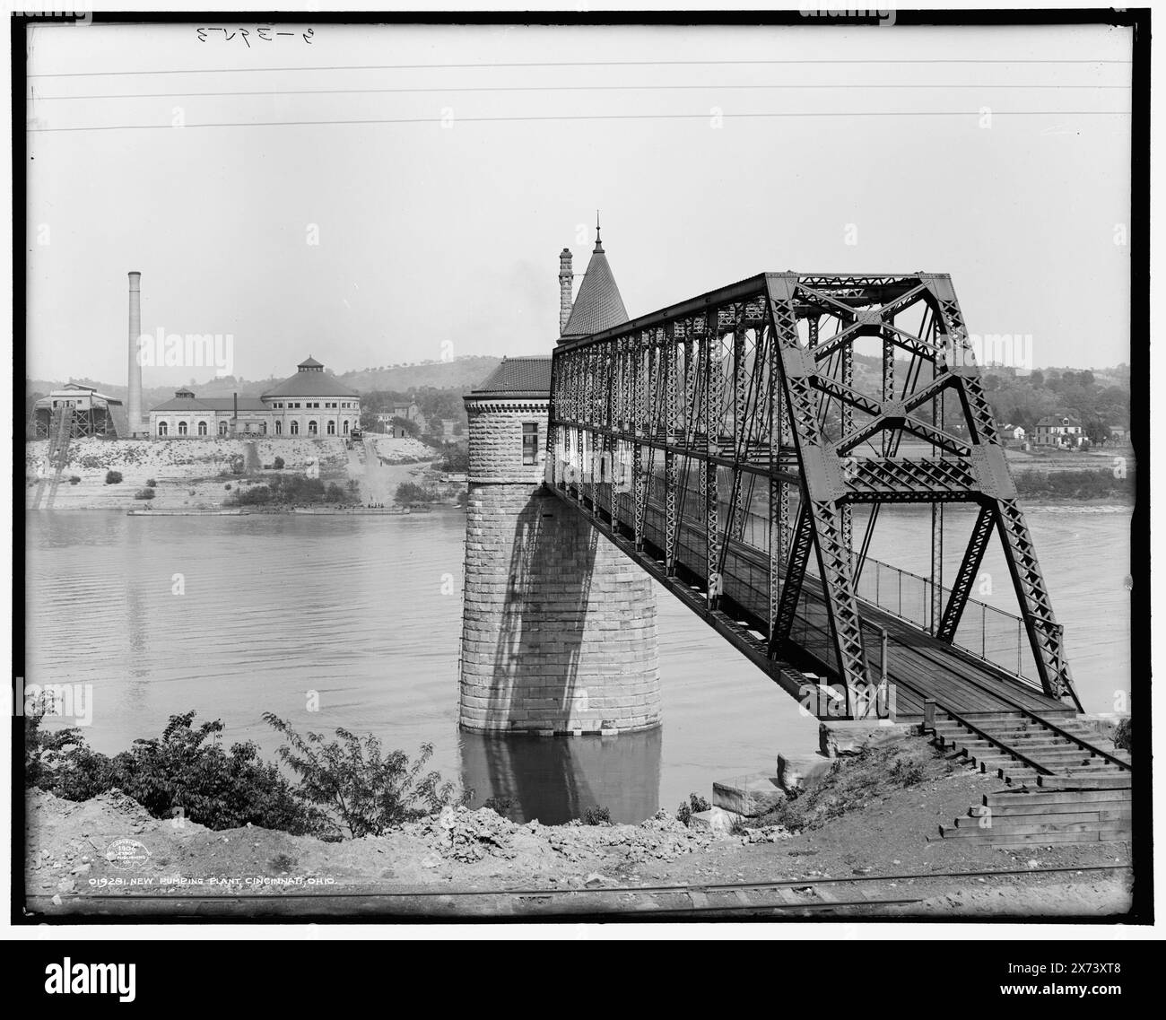 Nuovo impianto di pompaggio, Cincinnati, Ohio, "G 3953" in negativo., Detroit Publishing Co. N. 019281., Gift; State Historical Society of Colorado; 1949, stazioni di pompaggio. , Ponti ferroviari. , Stati Uniti, Ohio, Cincinnati. Foto Stock