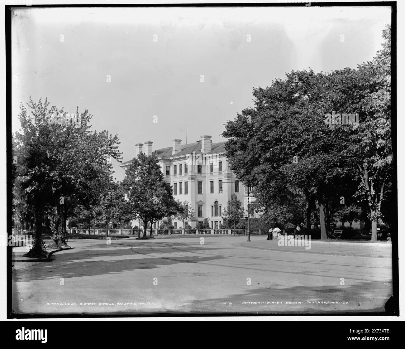 Vicino a Dupont Circle, Washington, D.C., Detroit Publishing Co. N. 017446., Gift; State Historical Society of Colorado; 1949, Streets. , Stati Uniti, Distretto di Columbia, Washington (D.C.) Foto Stock
