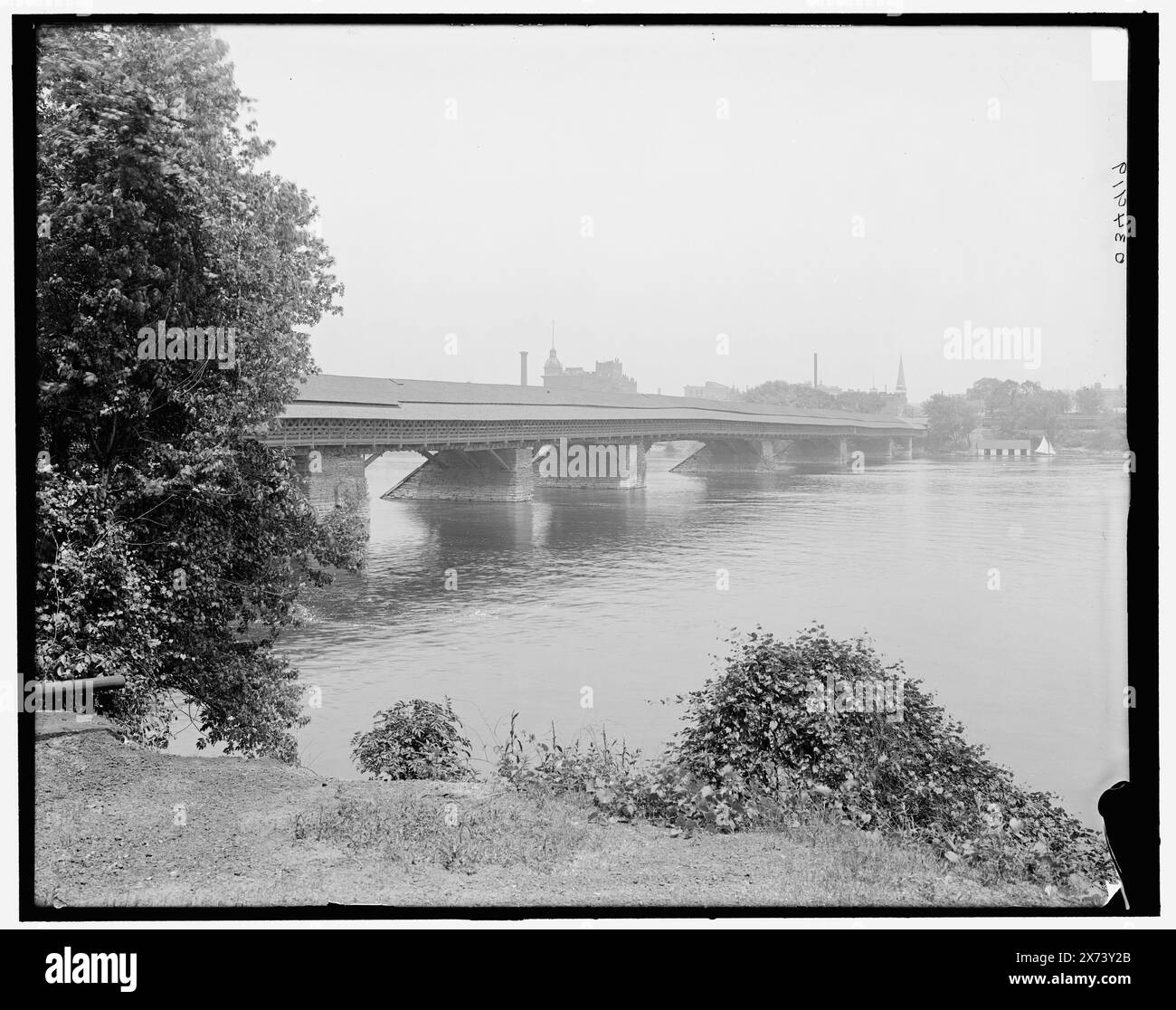 Vecchio ponte a pedaggio, Springfield, Mass., titolo da giacca, '4134' in negativo. Detroit Publishing Co. n. 034919., Gift; State Historical Society of Colorado; 1949, ponti a pedaggio. , Ponti coperti. , Fiumi. , Stati Uniti, Massachusetts, Springfield. , Stati Uniti, fiume Connecticut. Foto Stock