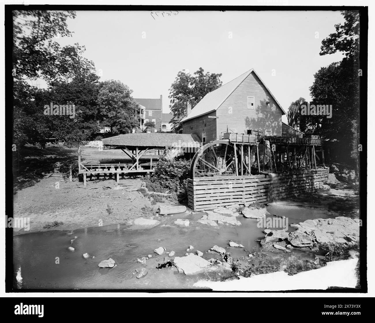 Old Red Mill, Cedar Creek, Natural Bridge, Virginia, Title from jacket., "g 8977" in negativo. Detroit Publishing Co. n. 500574., Gift; State Historical Society of Colorado; 1949, Mills. , Stati Uniti, Virginia, Red Mills. , Stati Uniti, Virginia, Cedar Creek. Foto Stock