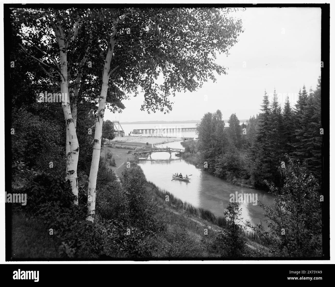 The Old Channel, Charlevoix, Mich., titolo da giacca., 'G 4503' su negative., Detroit Publishing Co. N. 036406., Gift; State Historical Society of Colorado; 1949, Bridges. , Canali. , Stati Uniti, Michigan, Charlevoix. Foto Stock