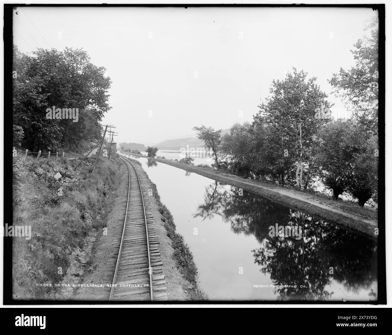 Sulla Susquehanna vicino a Danville, Pa., Data basata su Detroit, Catalogue J (1901)., Detroit Publishing Co. N. 012245., Gift; State Historical Society of Colorado; 1949, canali. , Binari ferroviari. , Fiumi. , Stati Uniti, Susquehanna River. , Stati Uniti, Pennsylvania, Danville. Foto Stock