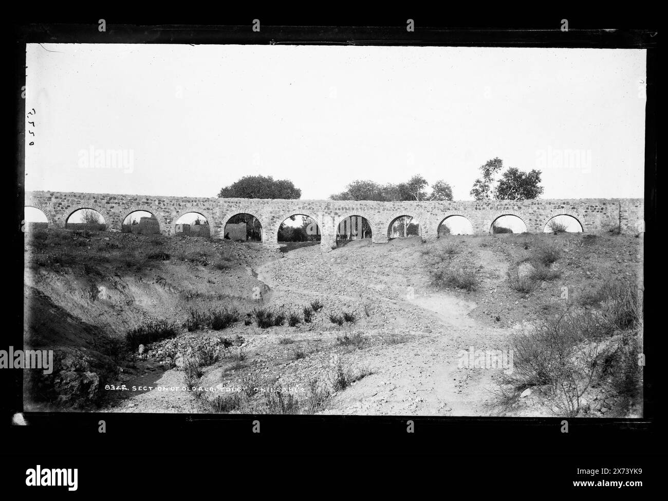 Section of Old Acqueduct, Chihuahua, Mexico, Attribution to Jackson based on Catalogue of the W.H. Jackson Views (1898)., '5220' on negative., Detroit Publishing Co. No X 8322., Gift; State Historical Society of Colorado; 1949, acquedotti. , Fiumi. , Messico, Chihuahua. Foto Stock