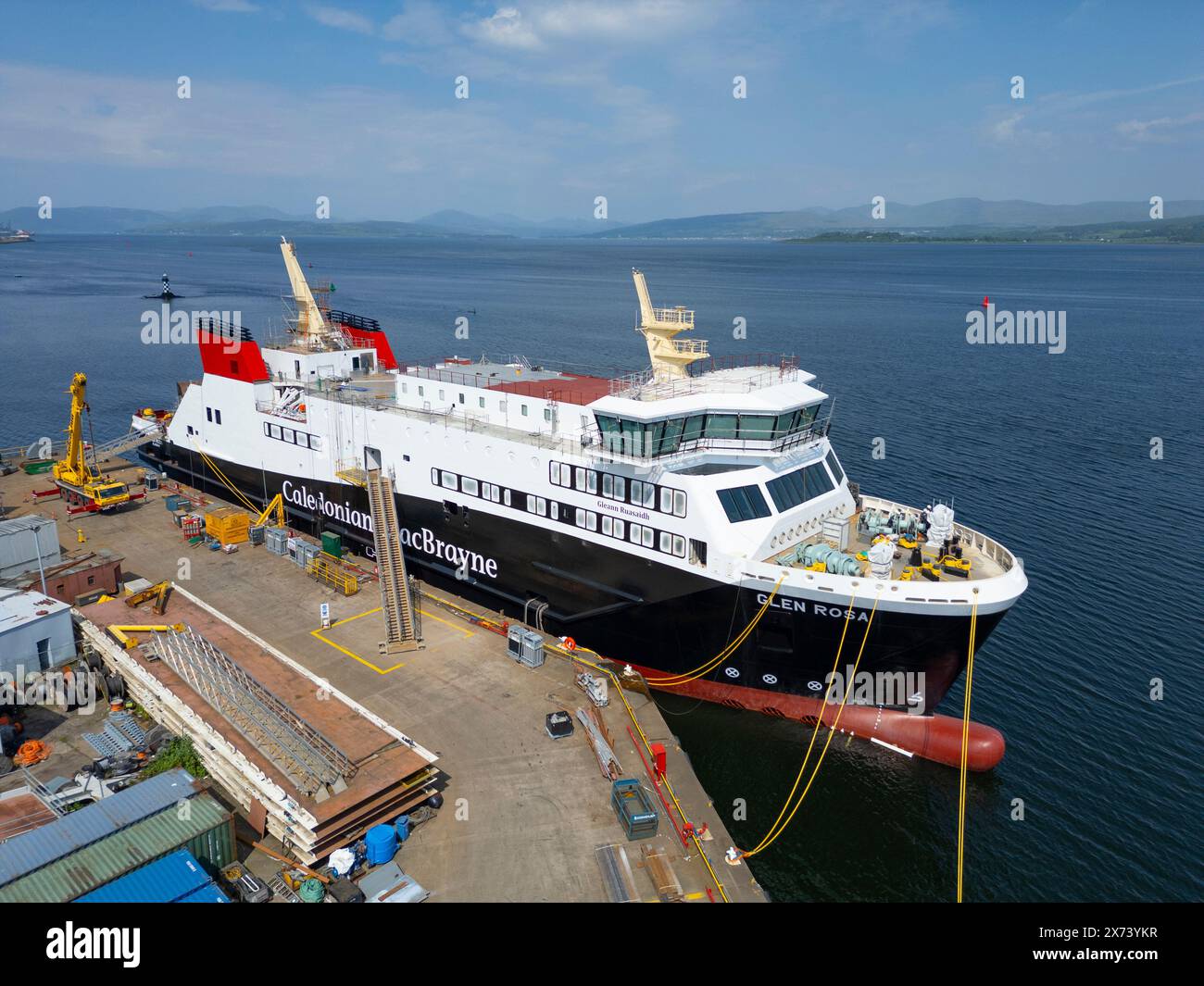 Port Glasgow, Scozia, Regno Unito. 17 maggio 2024. Vista aerea del traghetto Caledonian MacBrayne Glen Rosa presso il cantiere navale Ferguson Marine di Port Glasgow sul fiume Clyde. Il traghetto, molto ritardato, è ora in fase di allestimento. Iain Masterton/Alamy Live News Foto Stock