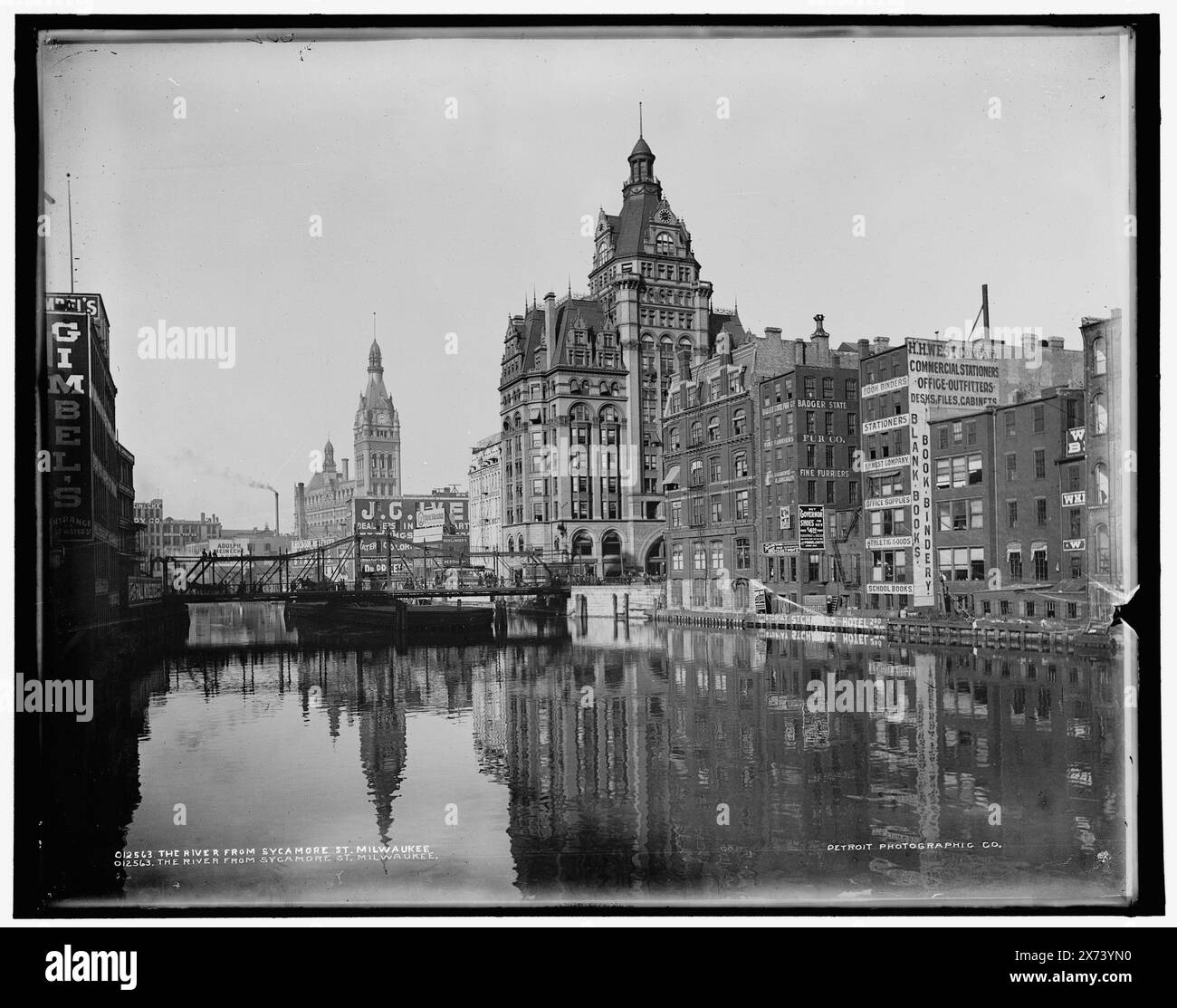 The River from Sycamore St., Milwaukee, negativo scheggiato sul lato destro e crepato diverse volte in tutto il centro., cartelli sugli edifici: Badger State Fur Co., H.H. West Company., corrispondente vetro trasparente (stesso codice di serie) disponibile su telaio videodisc 1A-29425., Detroit Publishing Co. N. 012563., Gift; State Historical Society of Colorado; 1949., pubblicato in: "Architecture , ." Capitolo dell'eBook Great Photographs from the Library of Congress, 2013, Rivers. , Fronti d'acqua. , Industria. , Strade. , Stati Uniti, Wisconsin, Milwaukee. , Stati Uniti, Wisconsin, fiume Milwaukee. Foto Stock
