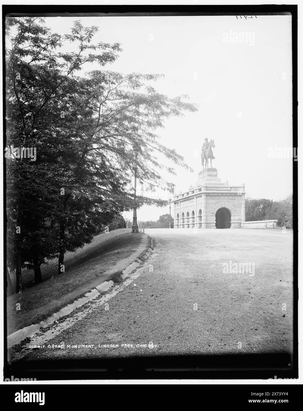 Grant Monument, Lincoln Park, Chicago, Data basata su negativi con numeri simili., Detroit Publishing Co. N. 012417., Gift; State Historical Society of Colorado; 1949, Grant, Ulysses S., (Ulysses Simpson), 1822-1885. , Scultura. , Monumenti e memoriali. , Parchi. , Stati Uniti, Illinois, Chicago. Foto Stock