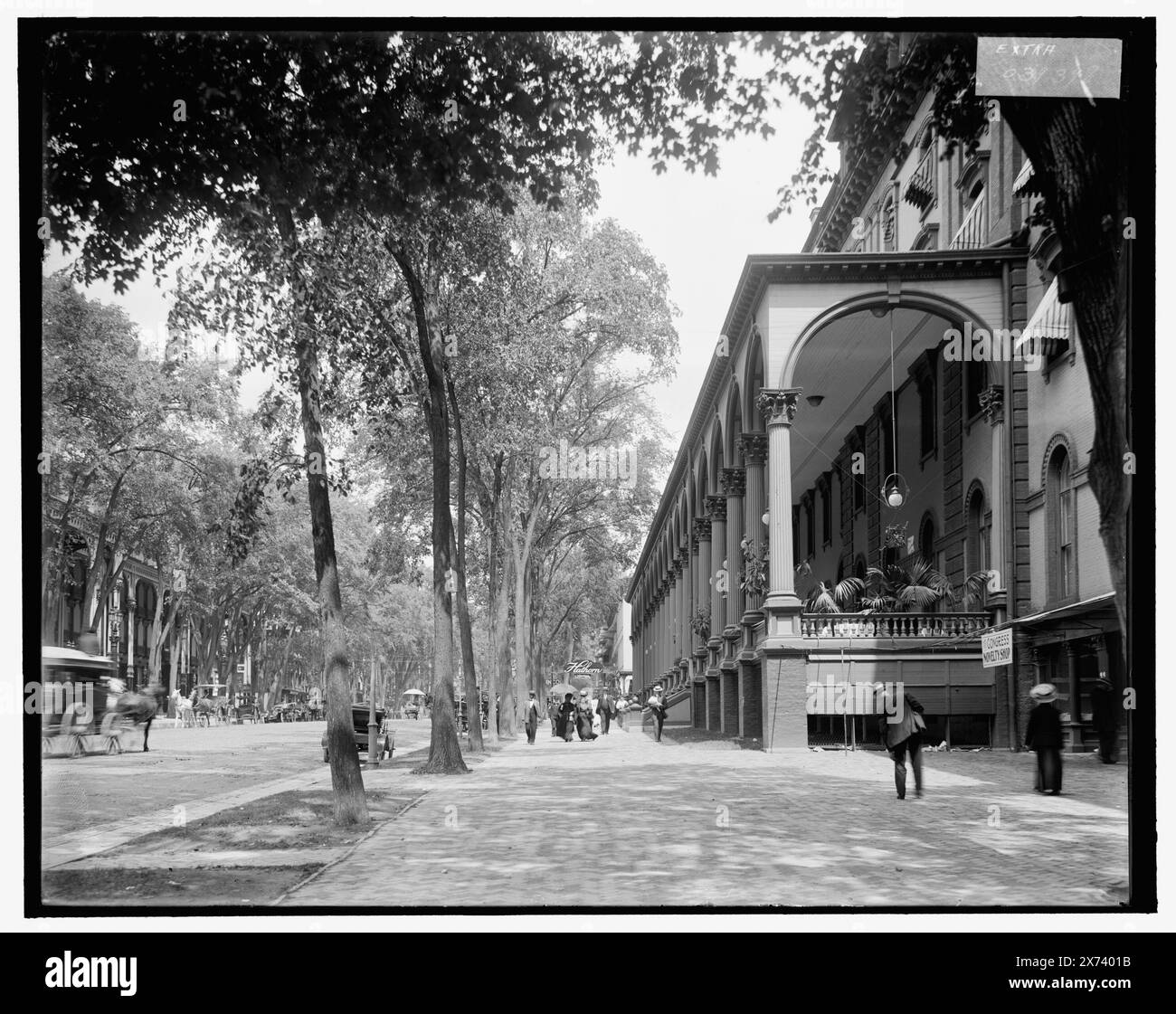 Congress Hall and Broadway, Saratoga Springs, N.Y., Title from jacket., 'G 6393' e 'extra' on negative., Detroit Publishing Co. No 039398., Gift; State Historical Society of Colorado; 1949, Alberghi. , Strade. , Stati Uniti, New York (Stato), Saratoga Springs. Foto Stock