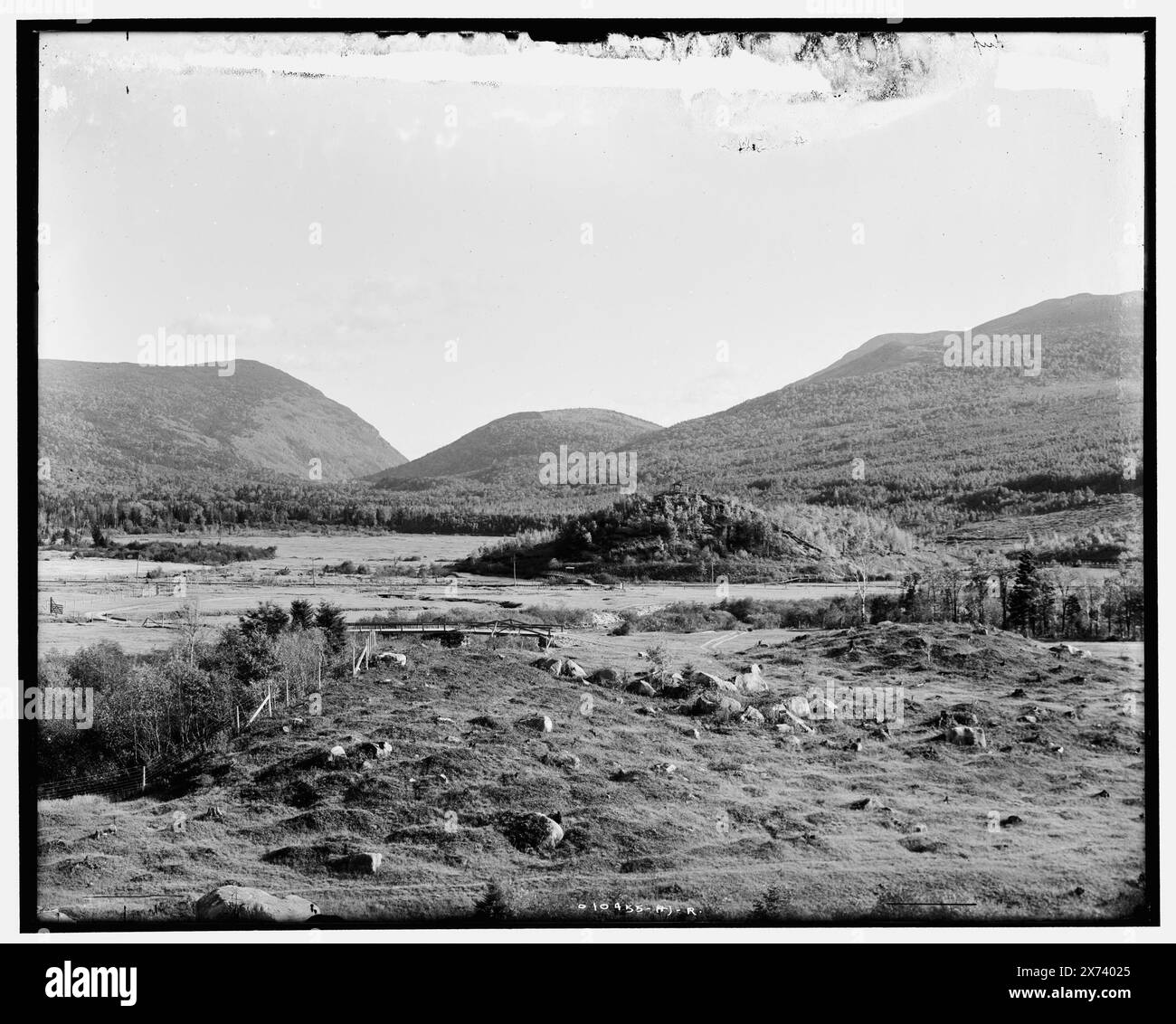 Presidential Range e Crawford Notch from golf Links, White Mountains, N.H., videodisc images out of sequence; actual left to right order is: 1A-06075, 06074, 06073., Title and date based on Detroit, Catalogue J (1901). sezione estrema sinistra non in raccolta., '318' su negativo D4-10455 LC, '320' su D4-10455 R., Detroit Publishing Co. n. 010455., Gift; State Historical Society of Colorado; 1949, Mountains. , Passi (Landforms) , Stati Uniti, New Hampshire, White Mountains. , Stati Uniti, New Hampshire, Crawford Notch. , Stati Uniti, New Hampshire, Presidente Foto Stock