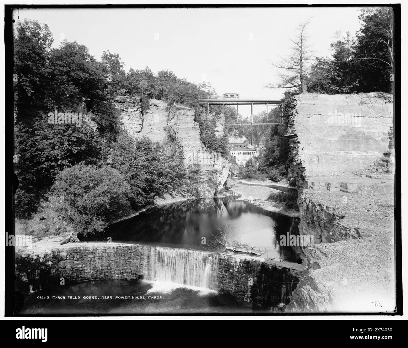 Ithaca Falls Gorge vicino alla centrale elettrica, Ithaca, '15' su negative., Detroit Publishing Co. No 012113., Gift; State Historical Society of Colorado; 1949, Waterfalls. , Dams. , Fiumi. , Canyons. , Stati Uniti, New York (Stato), Ithaca. Foto Stock