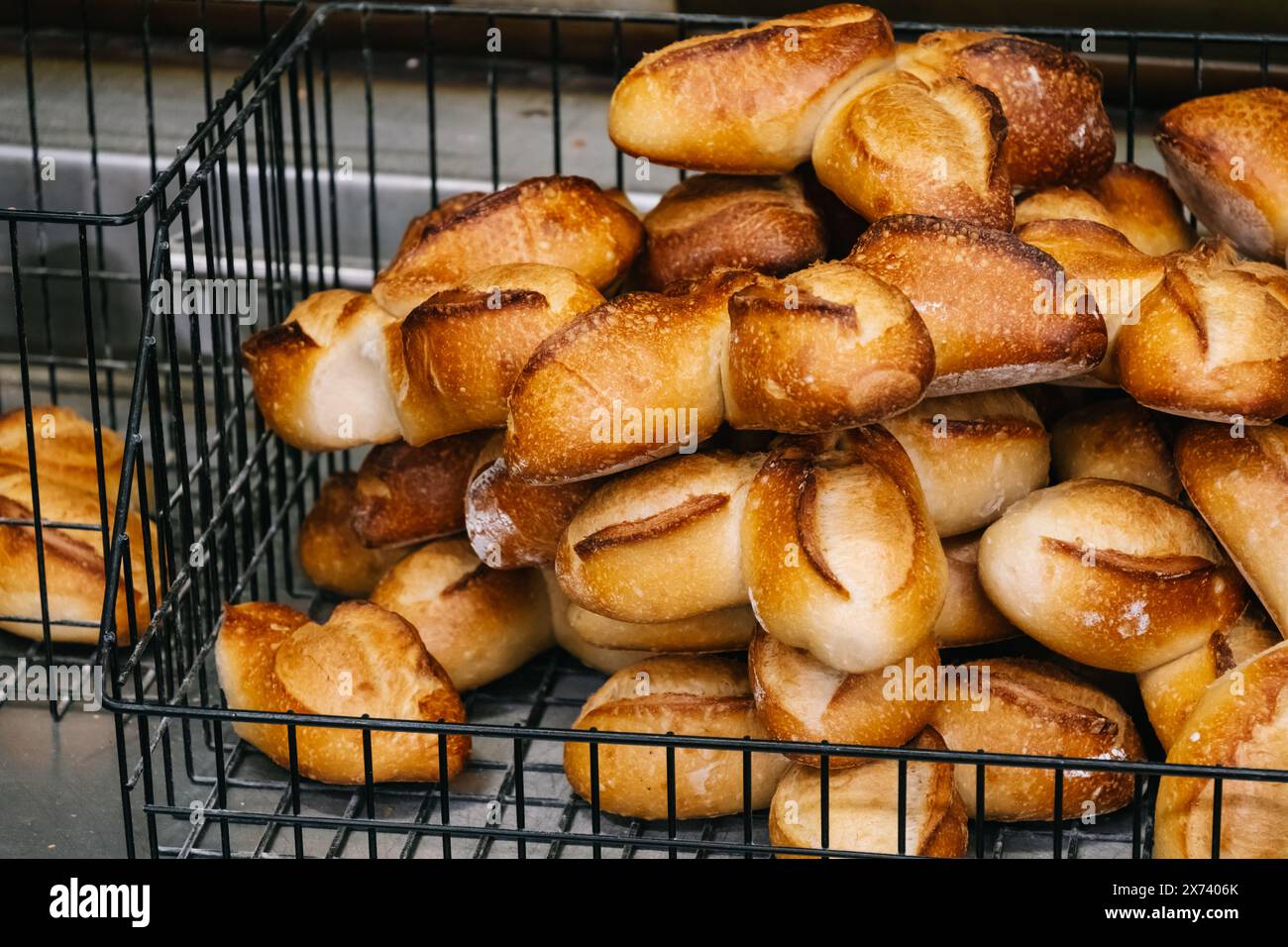 Panini appena sfornati in un cestello di metallo nero Foto Stock