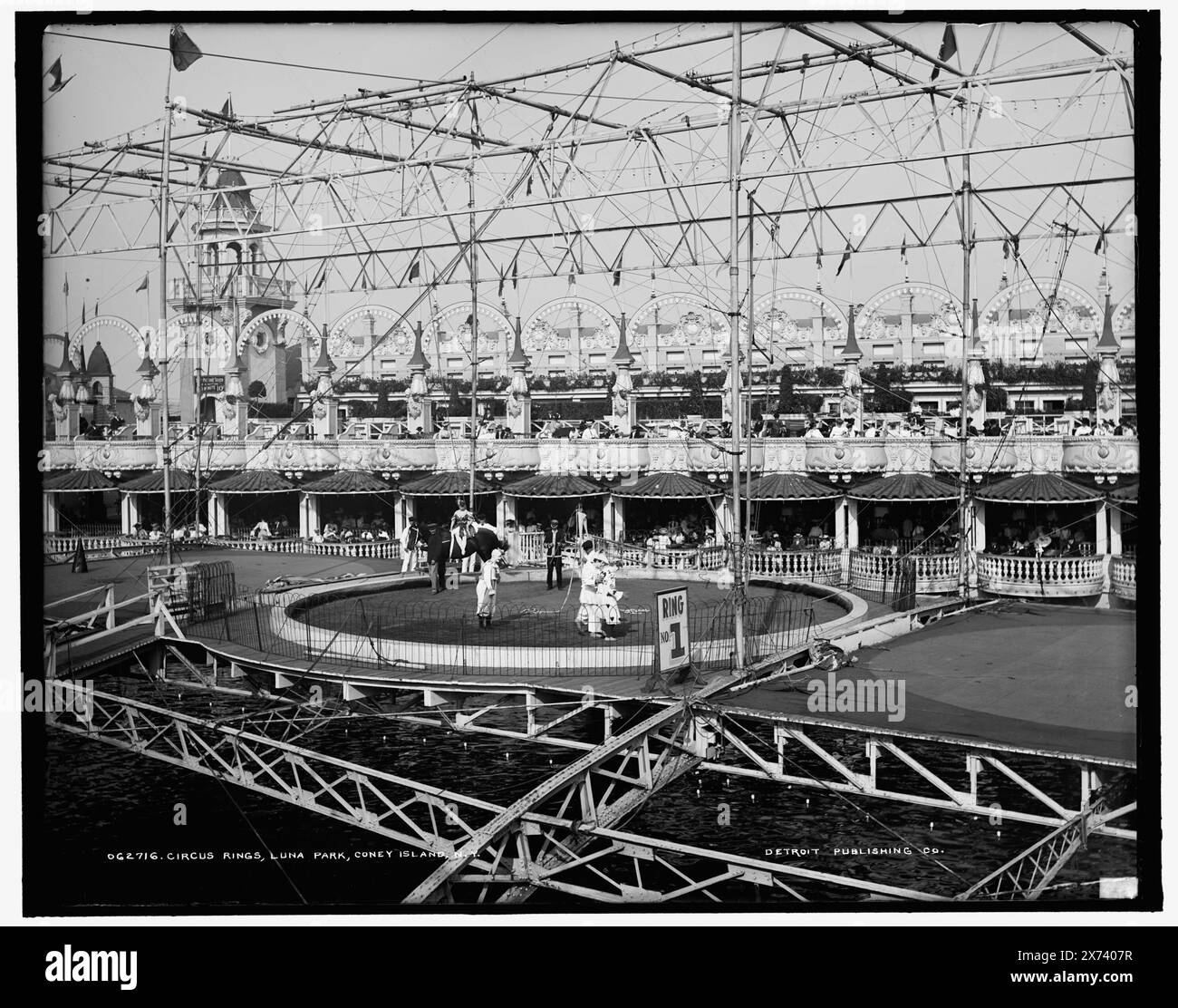 Circus rings, Luna Park, Coney Island, N.Y., '471' in negativo., Detroit Publishing Co. n. 062716., Gift; State Historical Society of Colorado; 1949, parchi divertimenti. , Circhi e spettacoli. , Stati Uniti, New York (Stato), New York. Foto Stock