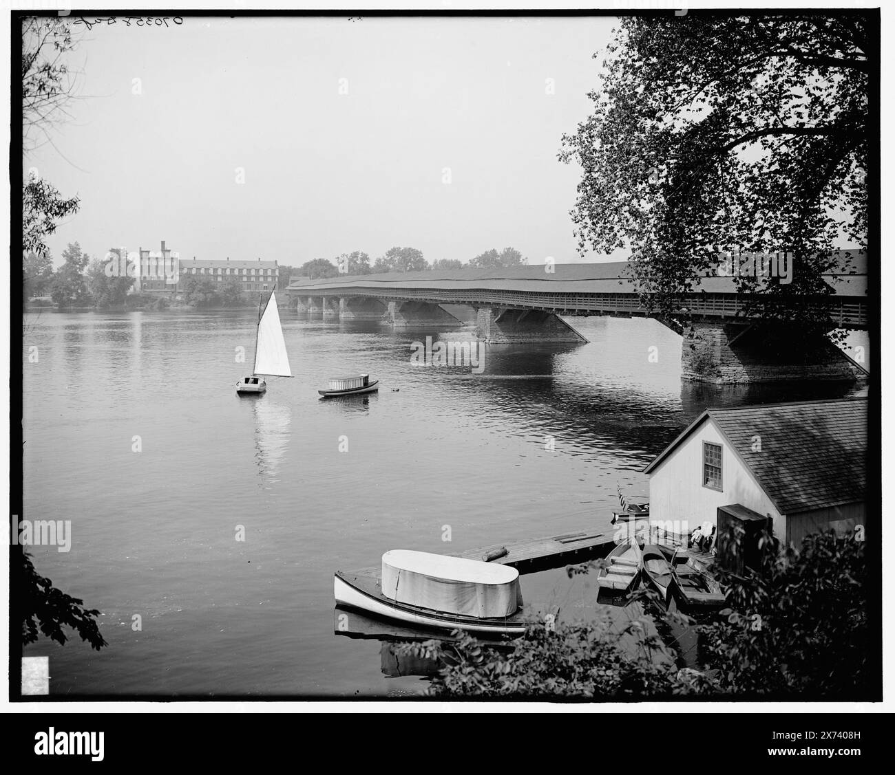 Vecchio ponte a pedaggio e fiume, Springfield, Massachusetts, titolo ideato da cataloger., '4136' e 'dup' su negative., Detroit Publishing Co. N. 070358., Gift; State Historical Society of Colorado; 1949, ponti coperti. , Ponti a pedaggio. , Fiumi. , Stati Uniti, Massachusetts, Springfield. Foto Stock