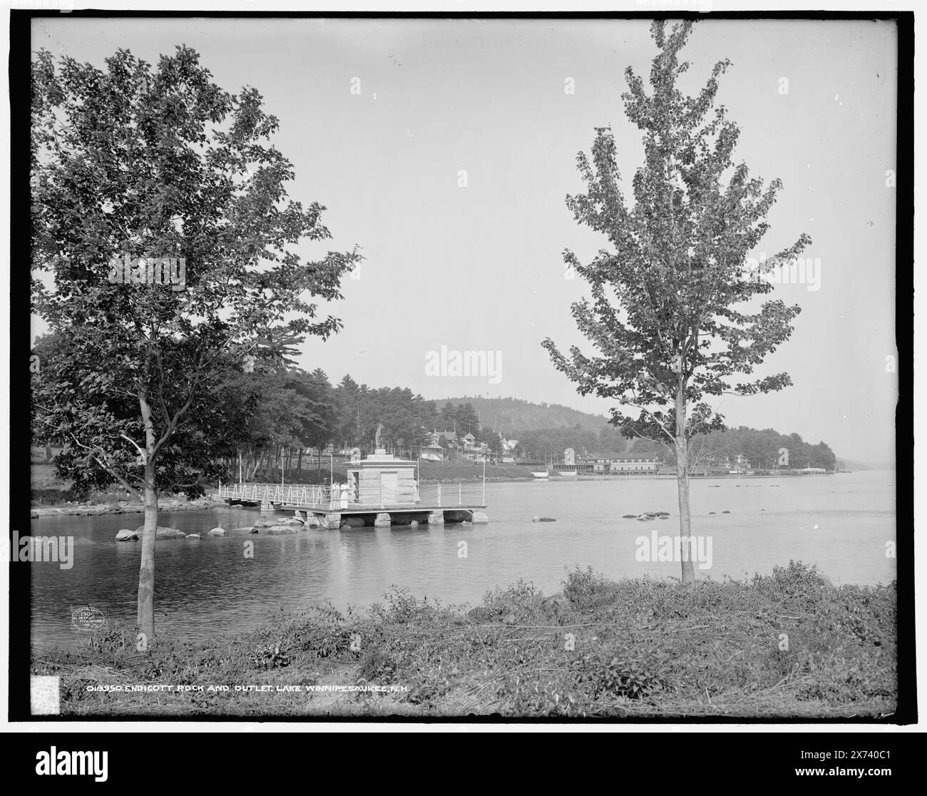 Endicott Rock and outlet, Lake Winnipesaukee, N.H., corrispondente trasparenza di vetro (con lo stesso codice di serie) disponibile su videodisc frame 1A-30455., Rock segna il luogo in cui i primi esploratori sono entrati nella regione per rivendicare e insediare la terra., '2990' su negativo., Detroit Publishing Co. N.. 018950., Gift; State Historical Society of Colorado; 1949, Lakes & Pond. , Marcatori storici. , Discovery & Exploration. , Stati Uniti, New Hampshire, Winnipesaukee, Lake. Foto Stock