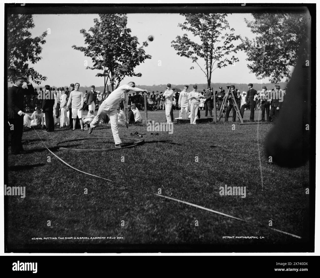 Putting the shot, U.S. Naval Academy Field Day, Data basata su Detroit, Catalogo J (1901)., Detroit Publishing Co. N. 021406., Gift; State Historical Society of Colorado; 1949, United States Naval Academy. , Studenti. , Colpo che mette. , Università e college. , Istruzione militare. , Stati Uniti, Maryland, Annapolis. Foto Stock