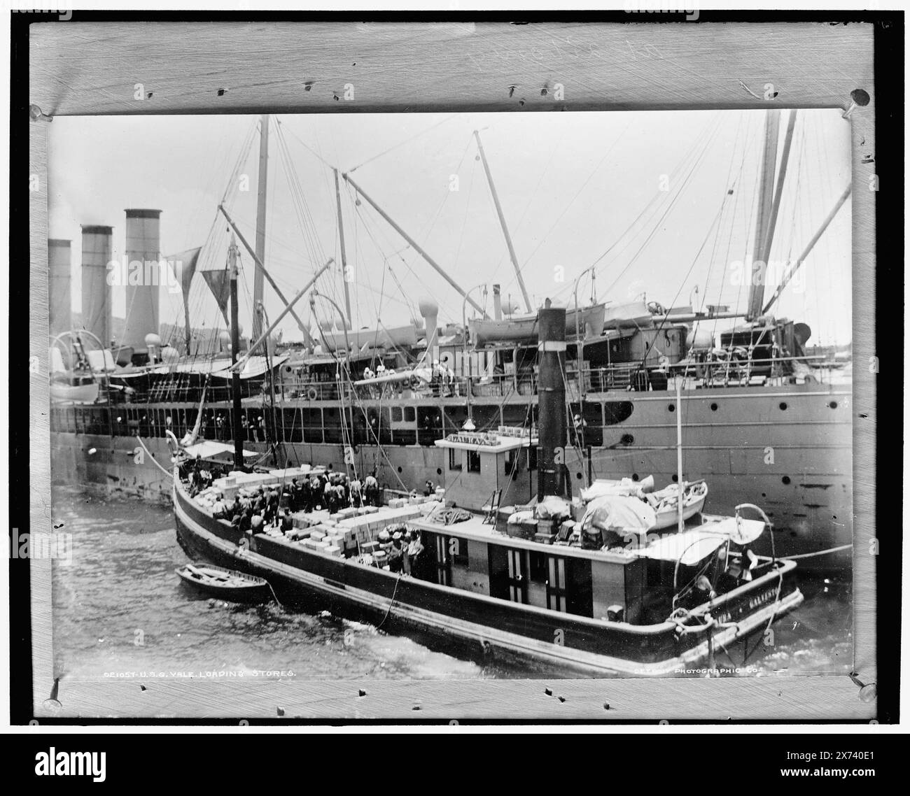 U.S.S. Yale, caricamento negozi, Data basata su Detroit, Catalogo J (1901)., Fotografia di stampa fotografica da fonte sconosciuta., Detroit Publishing Co. N. 021057., Gift; State Historical Society of Colorado; 1949, Yale (Cruiser) , Cruisers (Warships), American. , Spedizione. Foto Stock