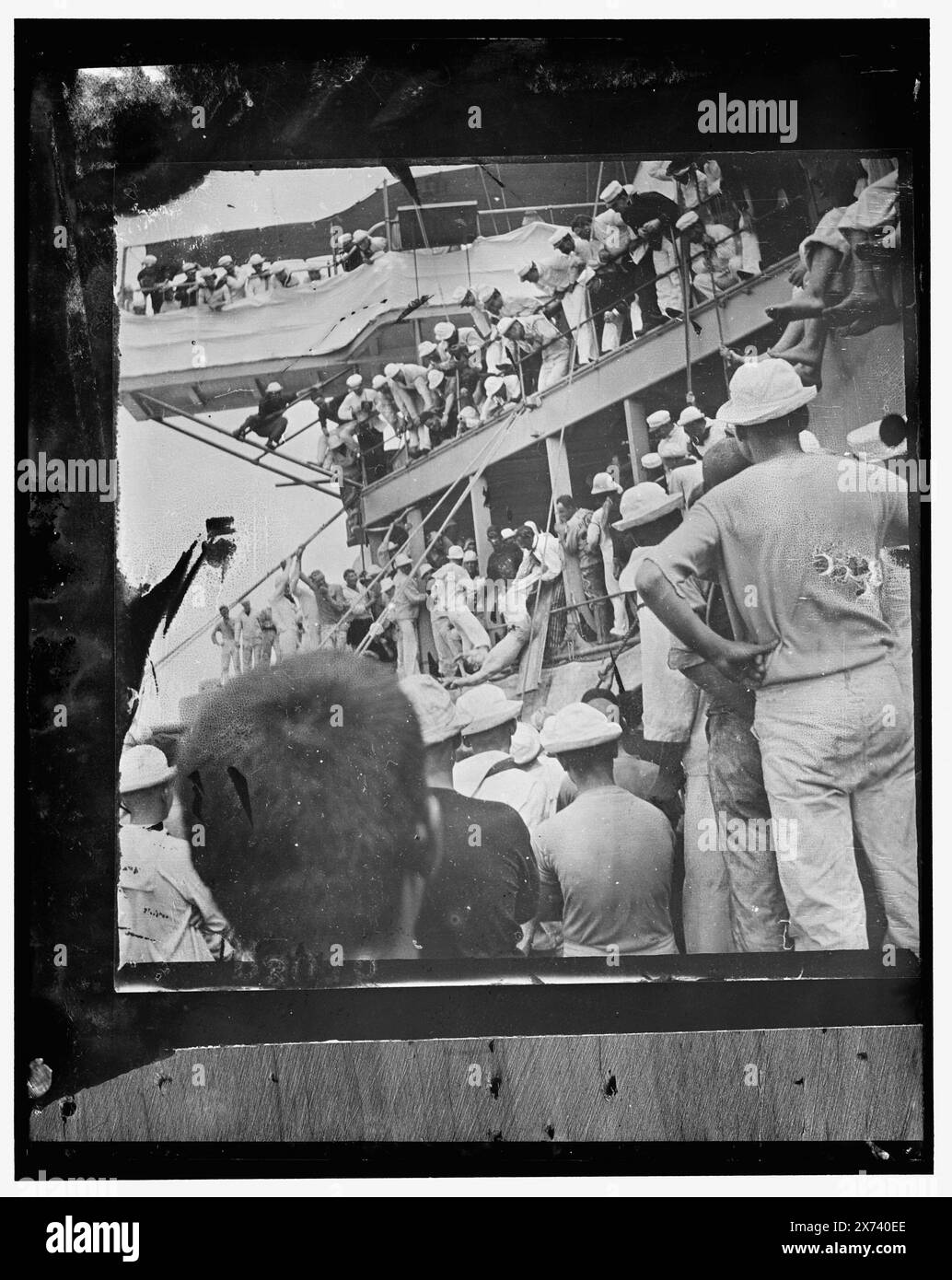 Crossing the line, Title from jacket., Sailors in shellback Ceremation., 'X 88' on negative., Detroit Publishing Co. N. 32414., Gift; State Historical Society of Colorado; 1949, Stati Uniti., Marina. , Shellbacks. , Marinai, americani. , Riti e cerimonie. Foto Stock