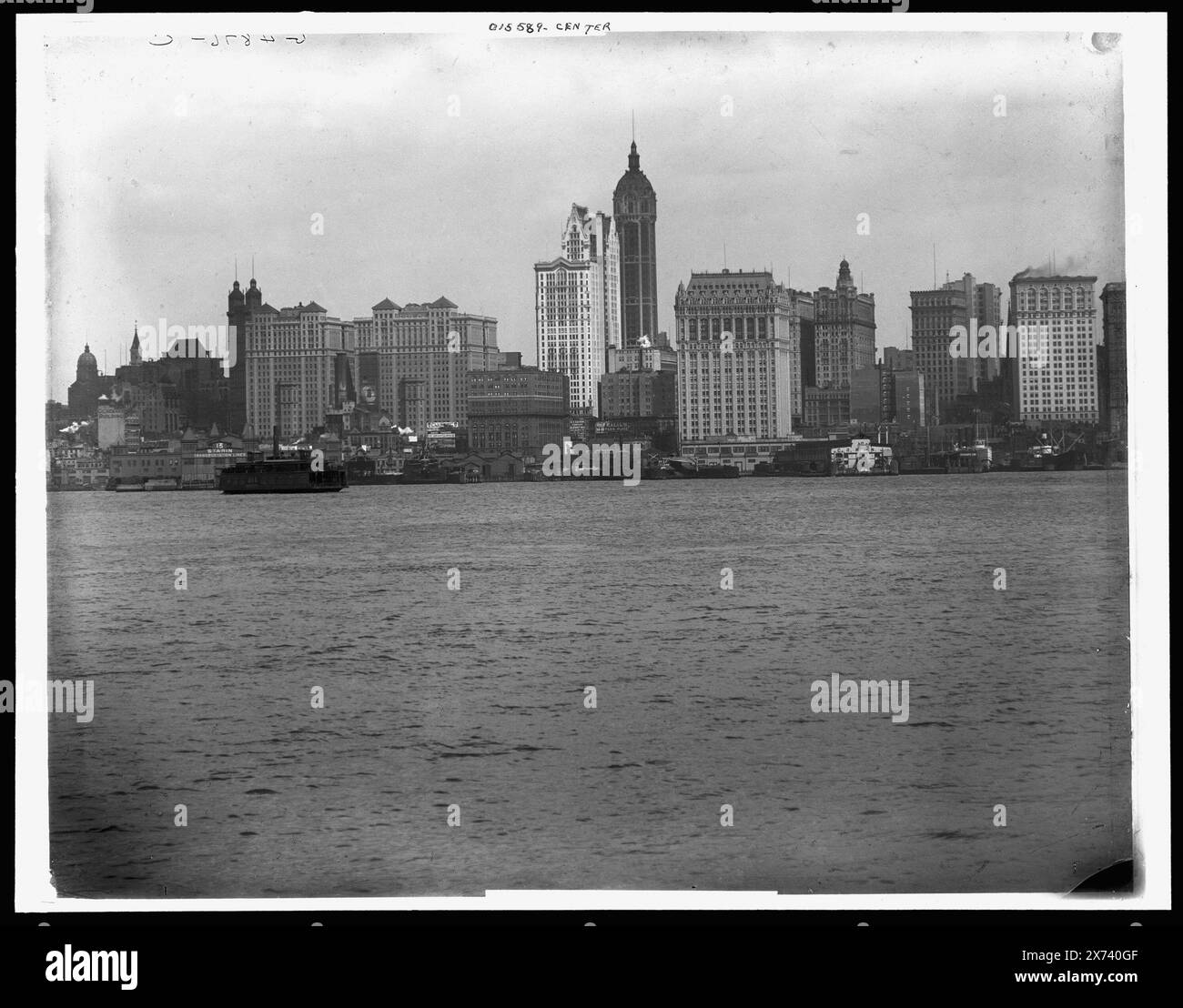 N.Y. skyline da Jersey City, la sequenza corretta dell'immagine del videodisco è 1A-29818, 29817., "G 4875 L" su L Transparency; "G 4876 C" su C Transparency., per la vista variante del panorama in tre parti, cfr. Negativi D4-37181., Detroit Publishing Co. N.. 015581., Gift; State Historical Society of Colorado; 1949, Waterfront. , Grattacieli. , Stati Uniti, New York (Stato), New York. Foto Stock