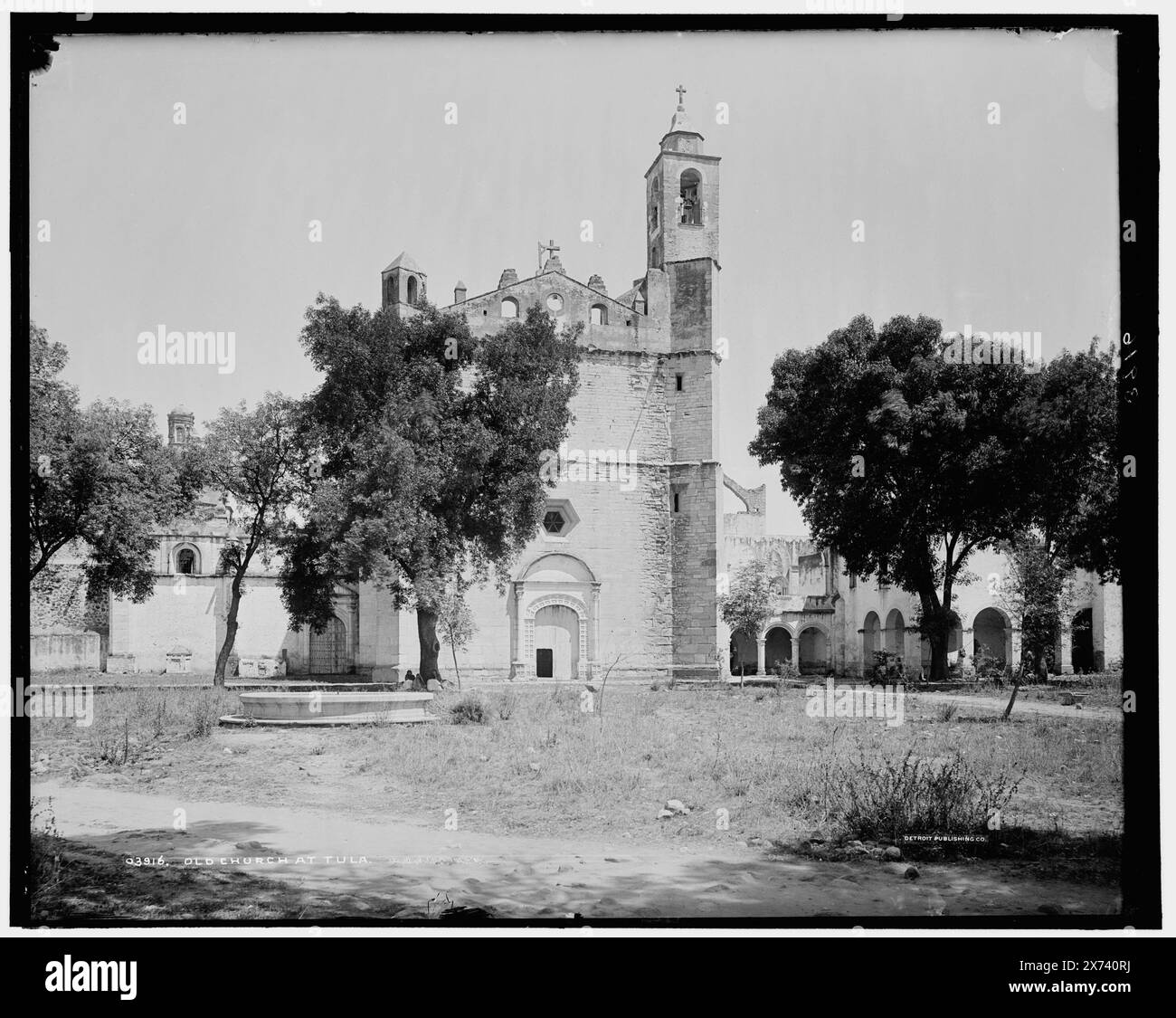 Vecchia chiesa a Tula, 'W.H.J. Phot. Co.' su negative., Detroit Publishing Co. No 03916., Gift; State Historical Society of Colorado; 1949, Chiese. , Messico, Tula de Allende. Foto Stock