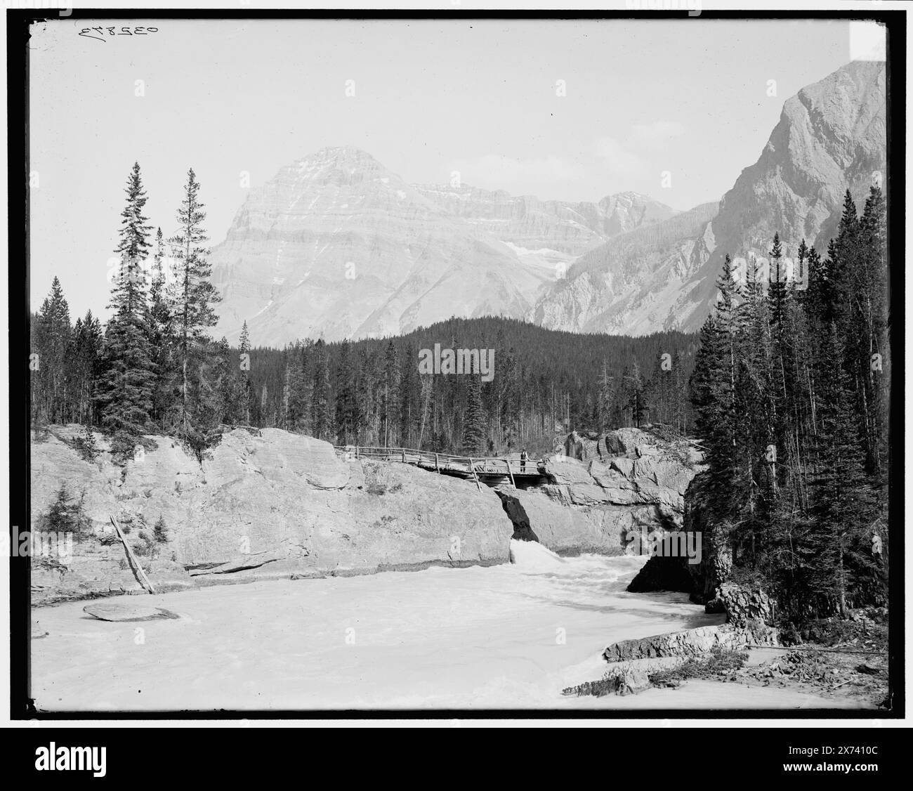 Natural Bridge, Canada, Title from jacket., '1001 A' su negative., Detroit Publishing Co. No 032873., Gift; State Historical Society of Colorado; 1949, Mountains. , Fiumi. , Formazioni rocciose. , Parchi nazionali e riserve. , Canada, Columbia Britannica, Parco Nazionale di Yoho. Foto Stock