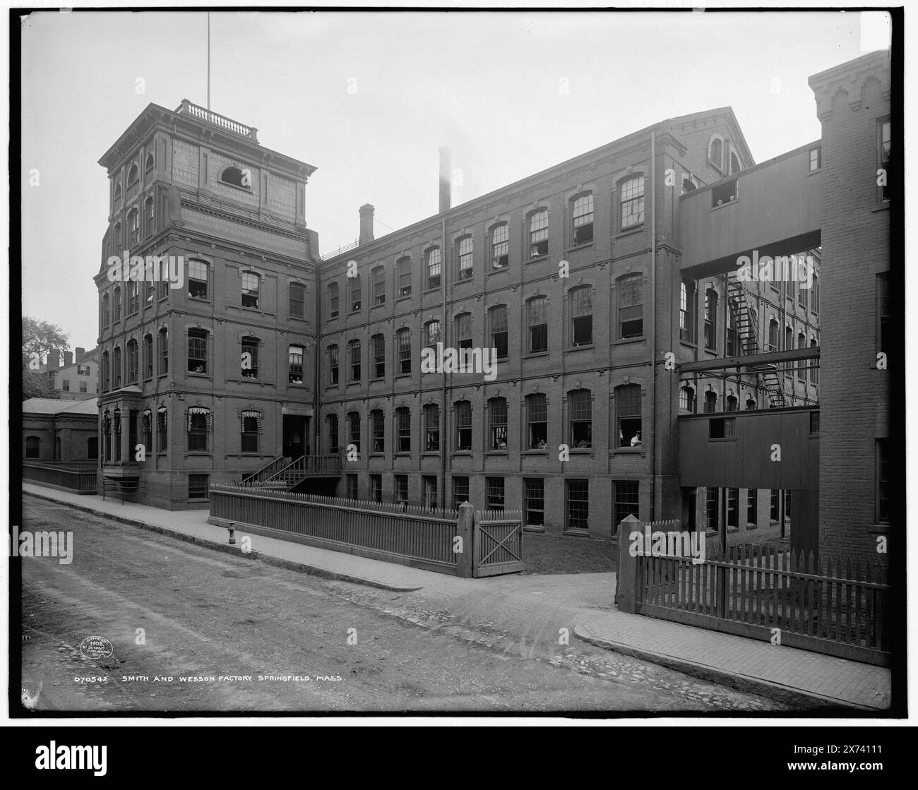 Smith and Wesson Factory, Springfield, Massachusetts, '4145' su negative., Detroit Publishing Co. No 070542., Gift; State Historical Society of Colorado; 1949, Firearms Industry. , Impianti industriali. , Stati Uniti, Massachusetts, Springfield. Foto Stock