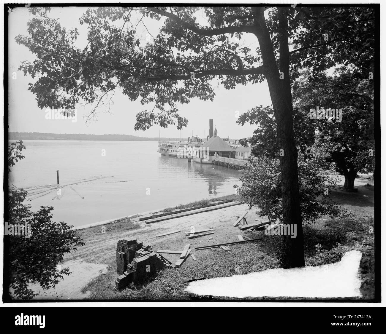 L'atterraggio del piroscafo, Mt. Vernon, Virginia, titolo da giacca., 'Charles Macalester' in barca., 'G 9015' in negativo., Detroit Publishing Co. N. 500558., Gift; State Historical Society of Colorado; 1949, Washington, George, 1732-1799, case e luoghi di ritrovo. , Stati. , Moli e moli. , Ruote laterali. , Stati Uniti, Virginia, Mount Vernon (Estate) , Stati Uniti, fiume Potomac. Foto Stock