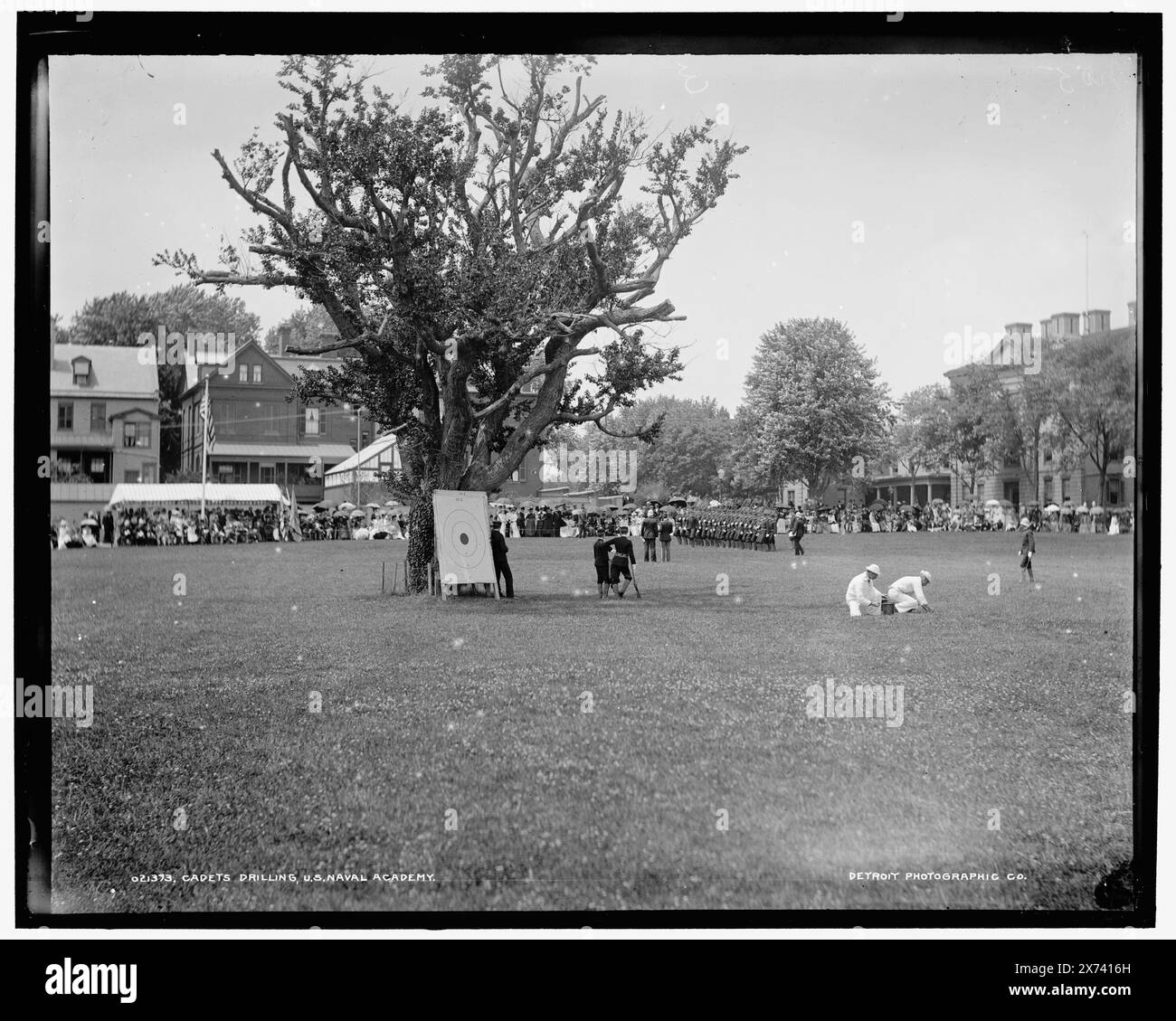 Cadets Drilling, U.S. Naval Academy, Date based on Detroit, Catalogue J (1901)., 'No. 3' on negative., Detroit Publishing Co. N. 021373., Gift; State Historical Society of Colorado; 1949, United States Naval Academy. , Studenti. , Addestramento militare. , Università e college. , Stati Uniti, Maryland, Annapolis. Foto Stock