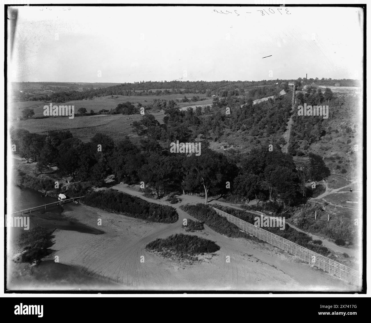 Iowa, Boone Valley del fiume Des Moines, su da C. e N. W. Rye. viadotto, titolo da giacca: 'WHJ 620' su negativo., una parte del panorama in due parti; la seconda parte manca., probabilmente vicino a Boone, Iowa., Detroit Publishing Co. N. 37018 2 SEC., Gift; State Historical Society of Colorado; 1949, Rivers. , Valli. , Stati Uniti, Iowa, fiume Des Moines. , Stati Uniti, Iowa, Contea di Boone. Foto Stock