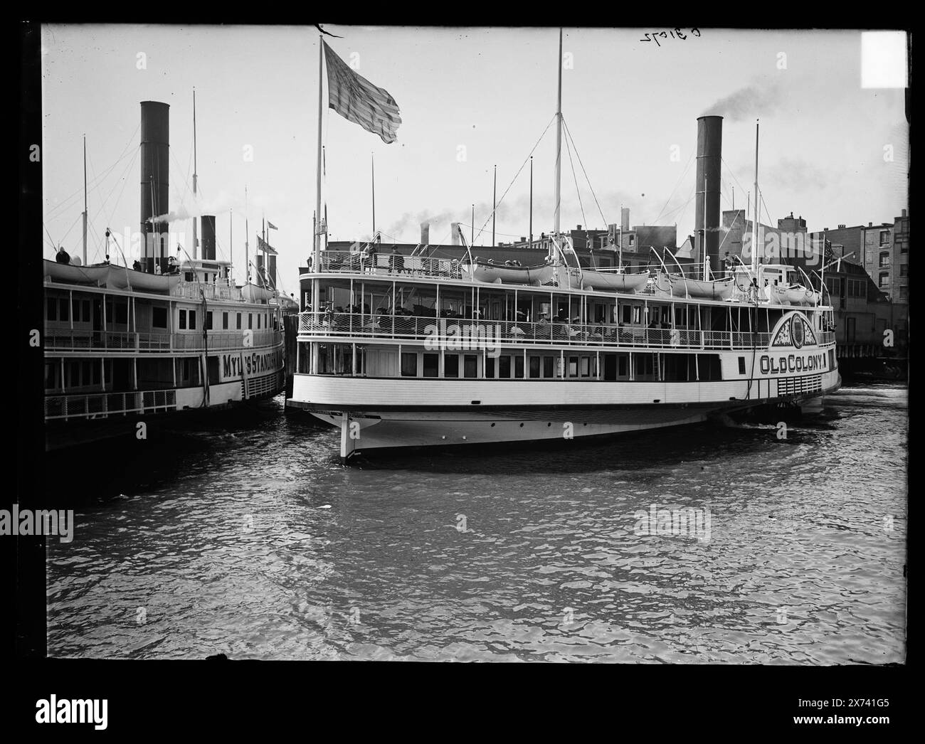 Myles Standish e Old Colony, ruote laterali, al molo, possibilmente Massachusetts, titolo ideato da cataloger., '2879' su negative., Detroit Publishing Co. N. 031072., Gift; State Historical Society of Colorado; 1949, Old Colony (ruota laterale) , Myles Standish (ruota laterale) , ruote laterali. , Moli e moli. Foto Stock