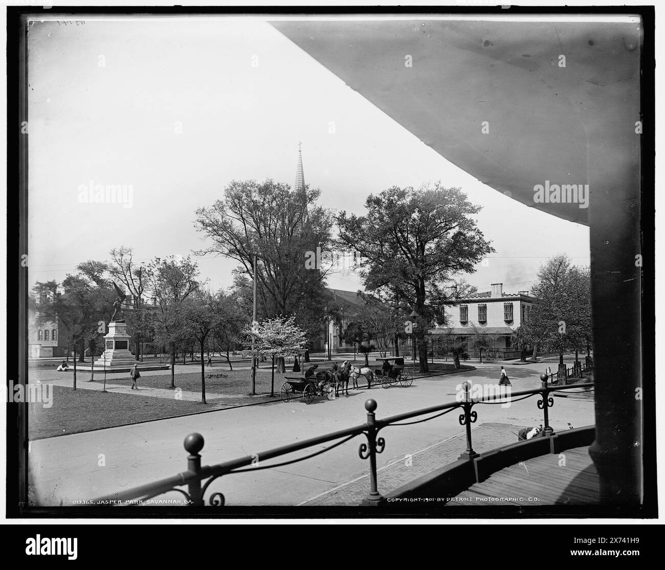 Jasper Park, Savannah, GA., corrispondente vetro trasparente (con lo stesso codice di serie) disponibile su videodisc frame 1A-29573., Jasper Monument all'estrema sinistra., 'WHJ 141' su negativo e trasparenza., Detroit Publishing Co. N.. 013365., Gift; State Historical Society of Colorado; 1949, Parks. , Stati Uniti, Georgia, Savannah. Foto Stock