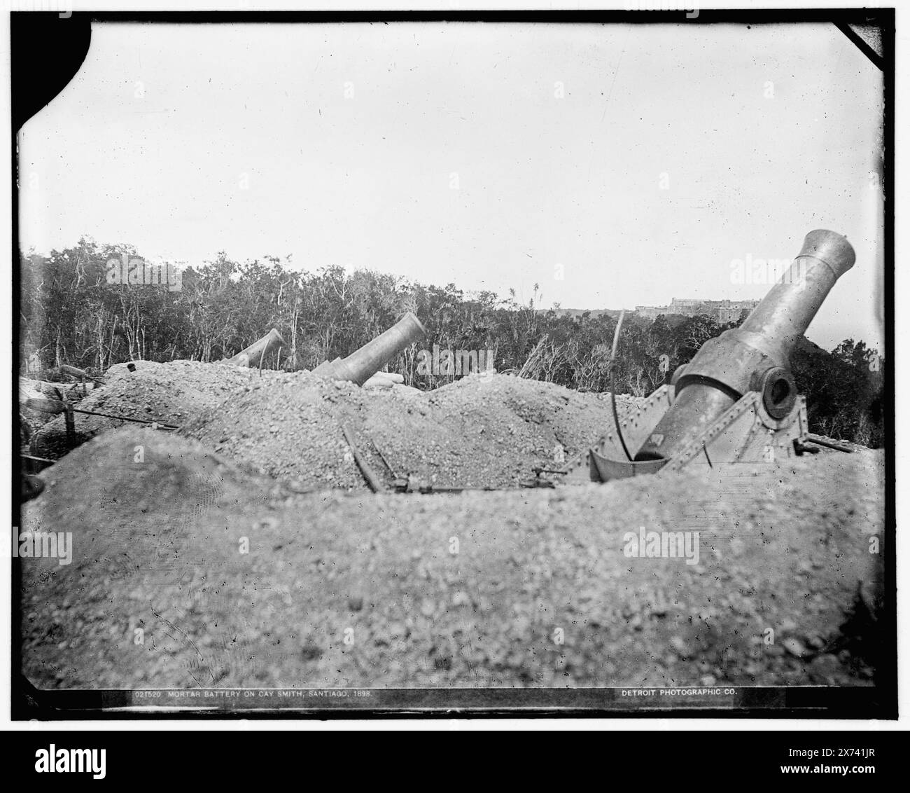 Mortar Battery on Cay Smith, Santiago, Date based on Detroit, Catalogue J (1901)., '803' on negative., Detroit Publishing Co. N. 021520., Gift; State Historical Society of Colorado; 1949, Islands. , Batterie (armi) , artiglieria (armi) , Guerra ispano-americana, 1898. , Cuba, Santiago di Cuba. Foto Stock