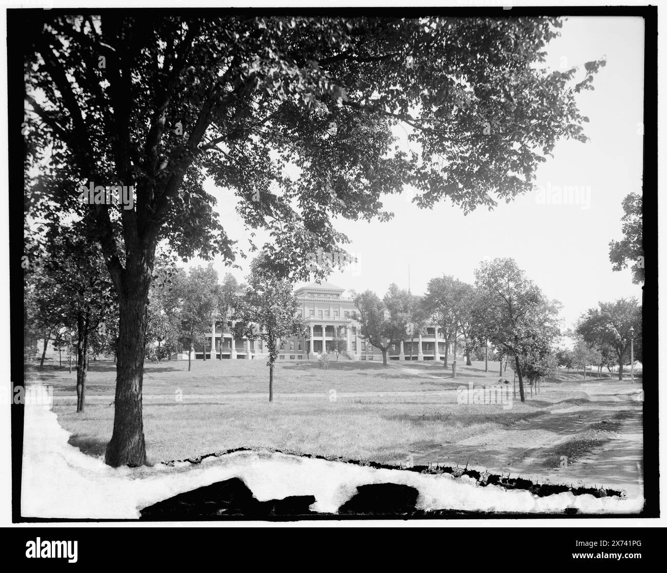 Vicino alla casa delle signore, Minnehaha, Minneapolis, Minn., Title from jacket., "g 4695" in negativo. Detroit Publishing Co. n. 036889., Gift; State Historical Society of Colorado; 1949, case di riposo. , Stati Uniti, Minnesota, Minneapolis. Foto Stock