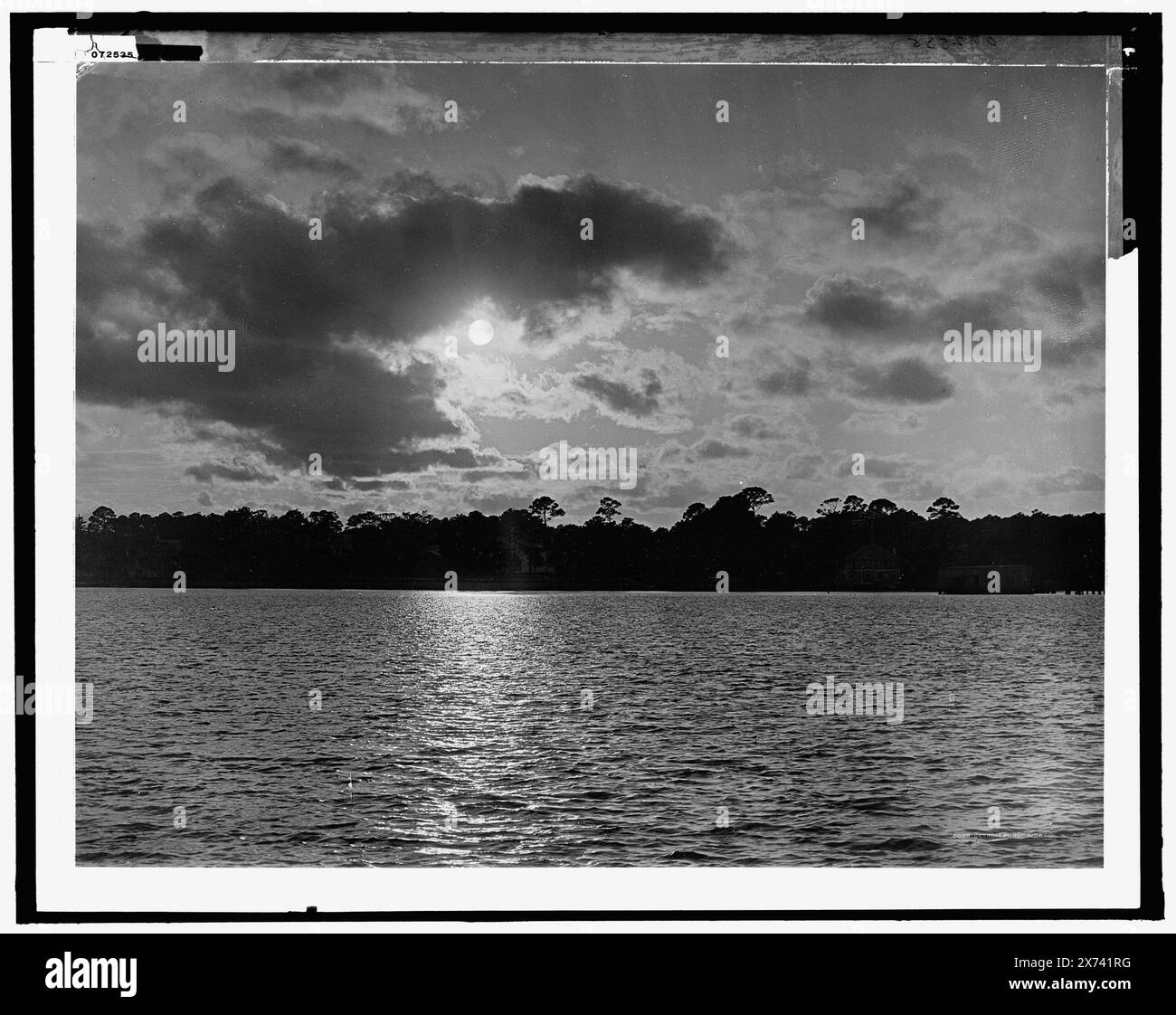 Dawn, titolo da giacca., Detroit Publishing Co. N. 072535., Gift; State Historical Society of Colorado; 1949, albe e tramonti. , Nuvole. , Fronti d'acqua. Foto Stock