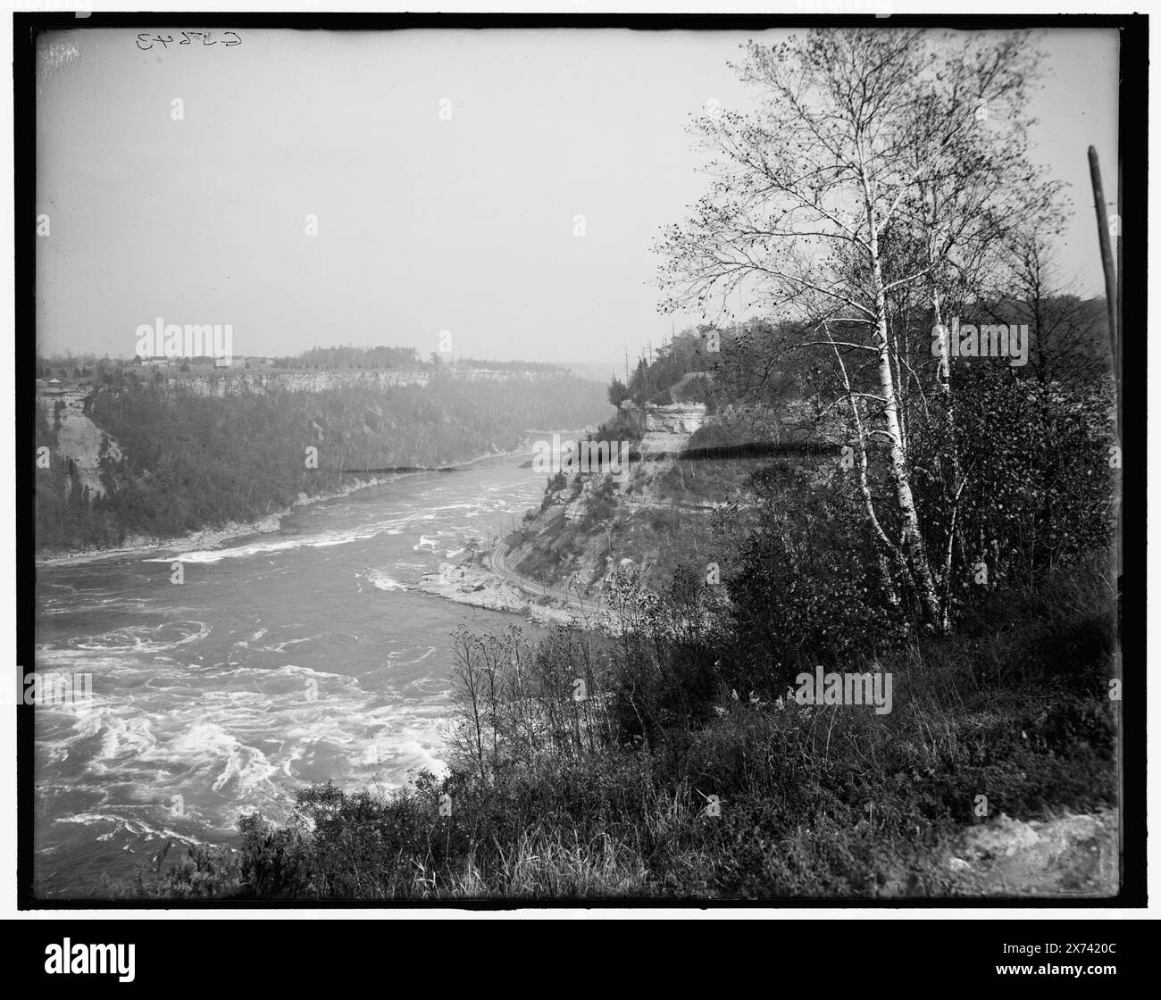 The Whirlpool, Niagara Falls, N.Y., Title from jacket., 'G 5643' on negative., Detroit Publishing Co. N. 036838., Gift; State Historical Society of Colorado; 1949, Canyons. , Fiumi. , Vasche idromassaggio. , Stati Uniti, New York (Stato), fiume Niagara. , Canada, Ontario, fiume Niagara. Foto Stock