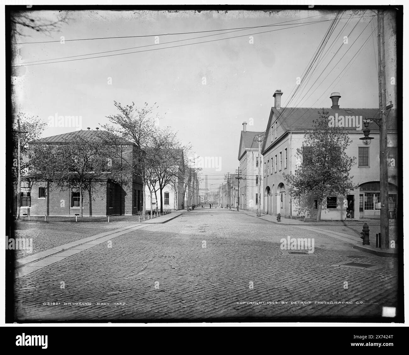 Brooklyn Navy Yard, corrispondente trasparenza in vetro (con lo stesso codice di serie) disponibile su telaio videodisc 1A-30655., titolo su giacca trasparente: Vista da Sands St. Ingresso , ., '20' su negativo., Detroit Publishing Co. N. 021821., Gift; State Historical Society of Colorado; 1949, Brooklyn Navy Yard (Brooklyn, N.Y.) , cantieri navali e stazioni navali. , Stati Uniti, New York (Stato), New York. Foto Stock