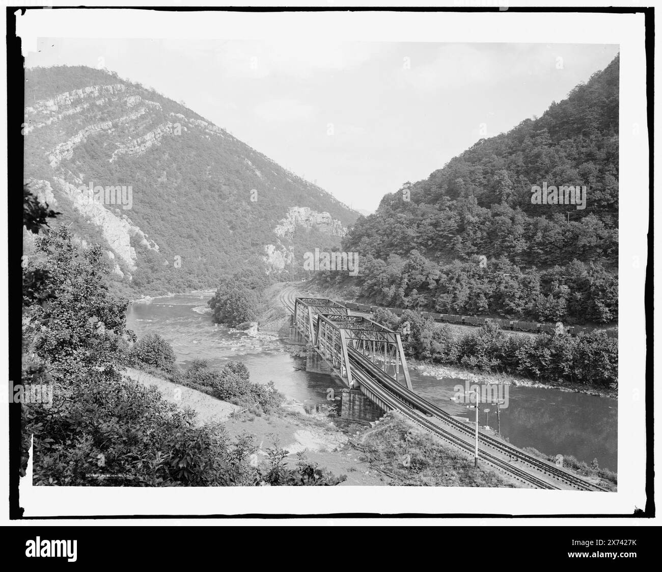 Iron Mountains & Water Gap near Clifton Forge, Clifton Forge, Virginia, Title from jacket., "G 8963" on negative., Detroit Publishing Co. N. 068440., Gift; State Historical Society of Colorado; 1949, Railroad Bridges. , Fiumi. , Passi (formazioni rocciose) , Montagne. , Stati Uniti, Virginia, Clifton Forge. Foto Stock