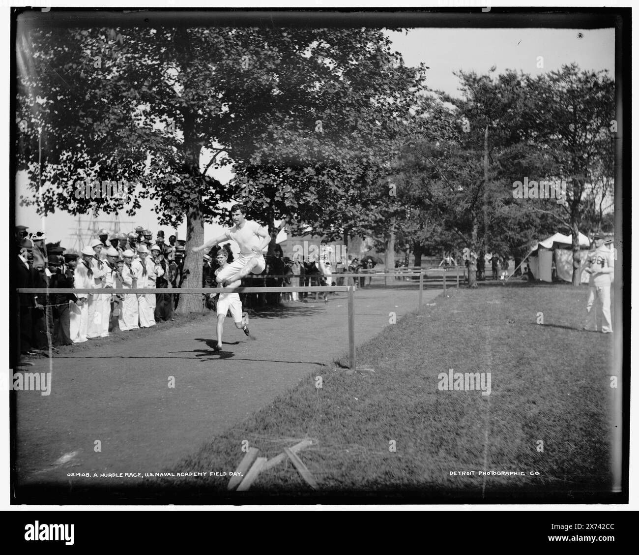 A hurdle race, U.S. Naval Academy Field Day, Data basata su Detroit, Catalogo J (1901)., Detroit Publishing Co. N. 021408., Gift; State Historical Society of Colorado; 1949, United States Naval Academy. , Studenti. , Corsa degli ostacoli. , Università e college. , Istruzione militare. , Stati Uniti, Maryland, Annapolis. Foto Stock