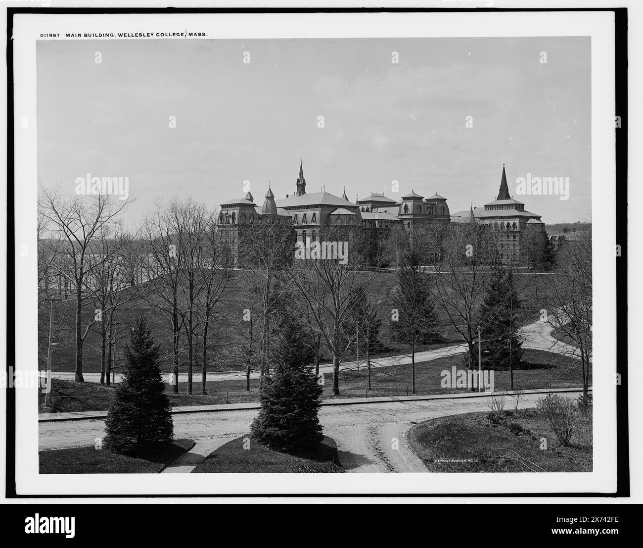 Edificio principale, Wellesley, Mass., Data basata su Detroit, Catalogo J (1901)., corrispondente vetro trasparente (stesso codice di serie)disponibile su videodisc frame 1A-29342., Detroit Publishing Co. N.. 011987., Gift; State Historical Society of Colorado; 1949, Educational Facilities. , Stati Uniti, Massachusetts, Wellesley. Foto Stock