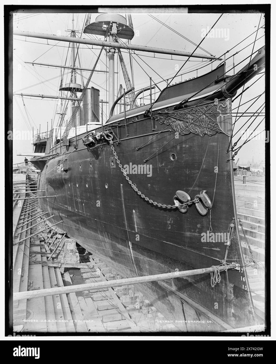 U.S.S. Chicago in dry dock, località e data in base a Detroit, Catalogo J (1901)., Detroit Publishing Co. N. 020292., Brooklyn, N.Y., Gift; State Historical Society of Colorado; 1949, Chicago (Cruiser) , Cruisers (Warships), American. , Cantieri navali e stazioni navali. , Stati Uniti, New York (Stato), New York. Foto Stock