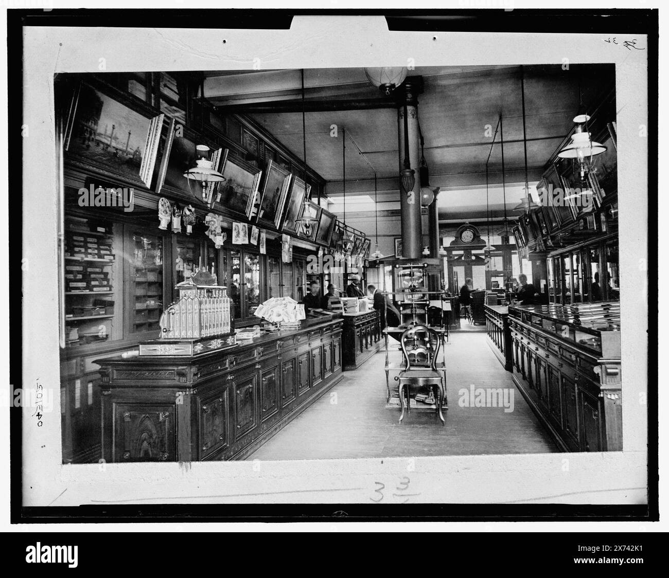 Henstadt and Haardt, Austro-Germania, titolo da giacca., venditori di dipinti e fotografie riprodotte., "Made special for the National Cash Register Company" su giacca. "32" su negativo., Detroit Publishing Co. N.. 043102., Gift; State Historical Society of Colorado; 1949, negozi e negozi. , Interni. , Registratori di cassa. , Austria. Foto Stock