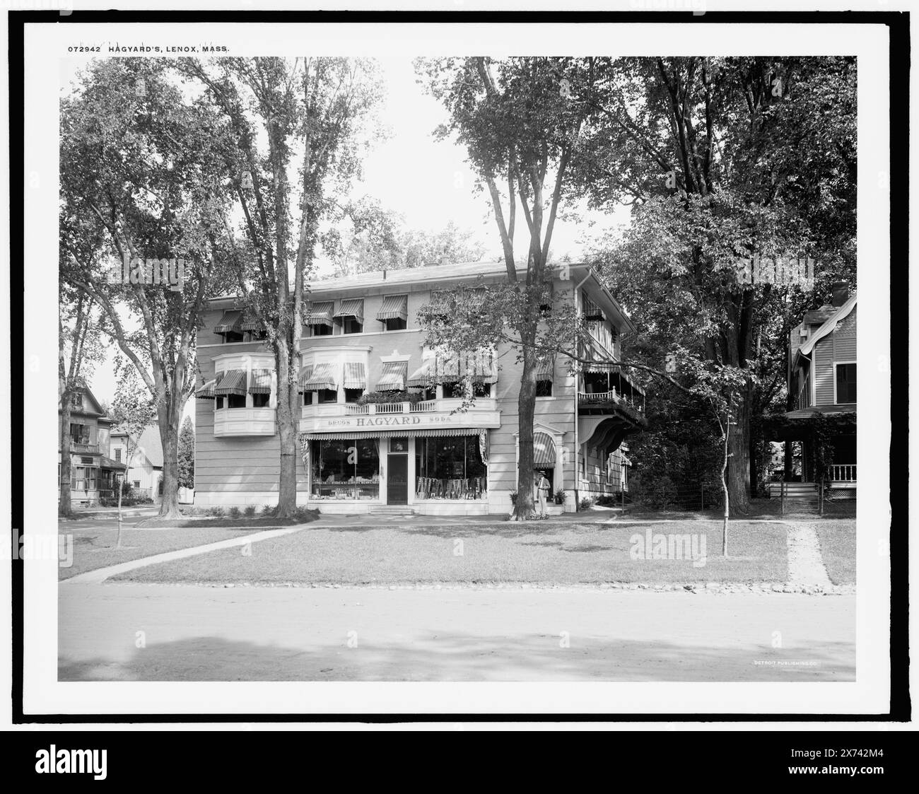 Hagyard, Lenox, Mass., edificio con firma: 'Hagyard, droga. Soda.", "G 9706" su negative., Detroit Publishing Co. N. 072942., Gift; State Historical Society of Colorado; 1949, Drugstores. , Stati Uniti, Massachusetts, Lenox. Foto Stock