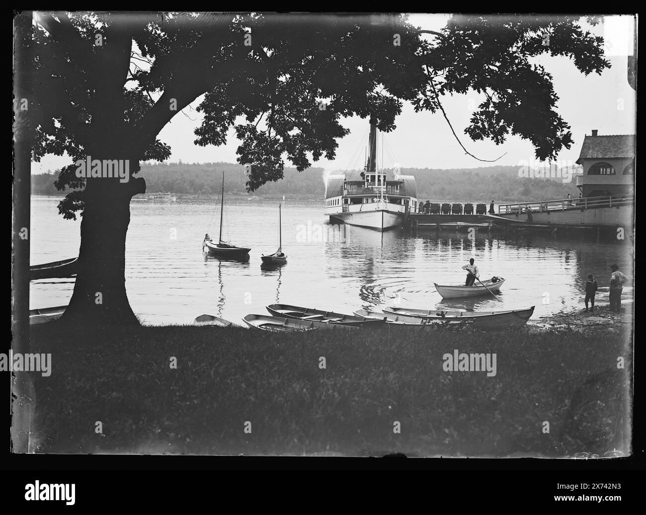 Mount Washington Steamer at Dock, Wiers, N.H., Title Devised by cataloger., locale based on negative D4-18978., '3056' on negative., Detroit Publishing Co. N. 030942., Gift; State Historical Society of Colorado; 1949, Mt. Washington (ruota laterale) , ruote laterali. , Moli e moli. , Canoes. , Stati Uniti, New Hampshire, Weirs. , Stati Uniti, New Hampshire, Winnipesaukee, Lake. Foto Stock