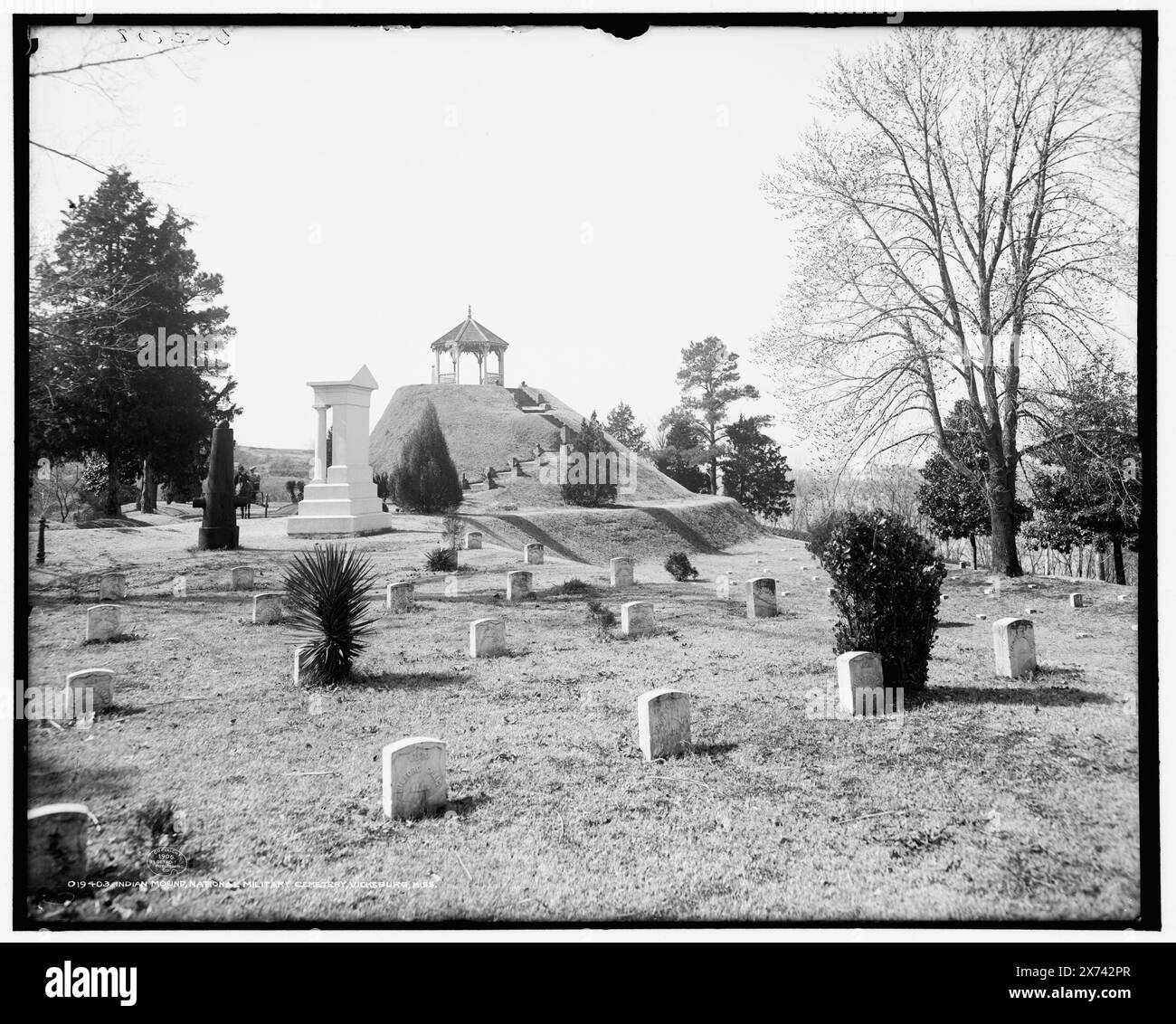 Indian Mound, National Military Cemetery, Vicksburg, Miss., "G 3808" su negative., Detroit Publishing Co. N.. 019403., Gift; State Historical Society of Colorado; 1949, Cemeteries. , Indiani del Nord America. , Stati Uniti, Mississippi, Vicksburg National Cemetery. Foto Stock