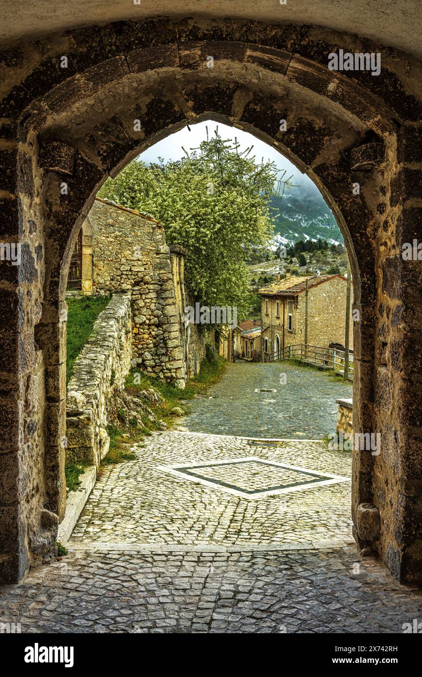 Una delle porte della città, porta Santa Maria, del borgo medievale di Castel del Monte. Castel del Monte, provincia dell'Aquila, Abruzzo, Italia, Europa Foto Stock
