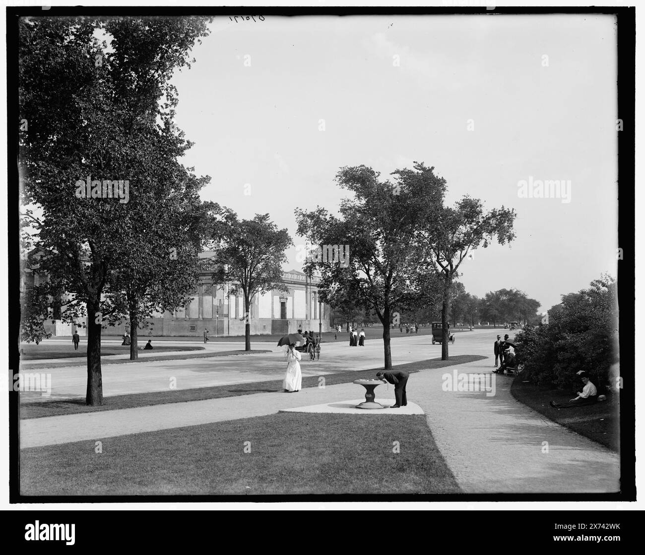 Vialetto vicino al Field Museum of Natural History, Jackson Park, Chicago, Ill., possibilmente di Hans Behm., i negativi sono varianti vicine., negativo A incrinato in alto a destra., Detroit Publishing Co. N. 070171., Gift; State Historical Society of Colorado; 1949, Parks. , Strade. , Stati Uniti, Illinois, Chicago. Foto Stock