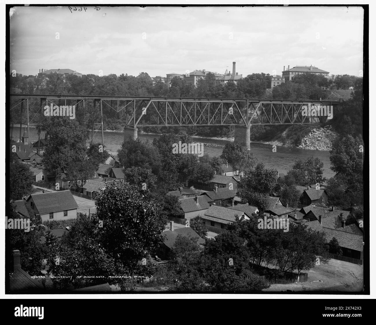 University of Minnesota, Minneapolis, Minn., 'G 4669' su negative., Detroit Publishing Co. No 070590., Gift; State Historical Society of Colorado; 1949, Università e college. , Ponti. , Stati Uniti, Minnesota, Minneapolis. Foto Stock
