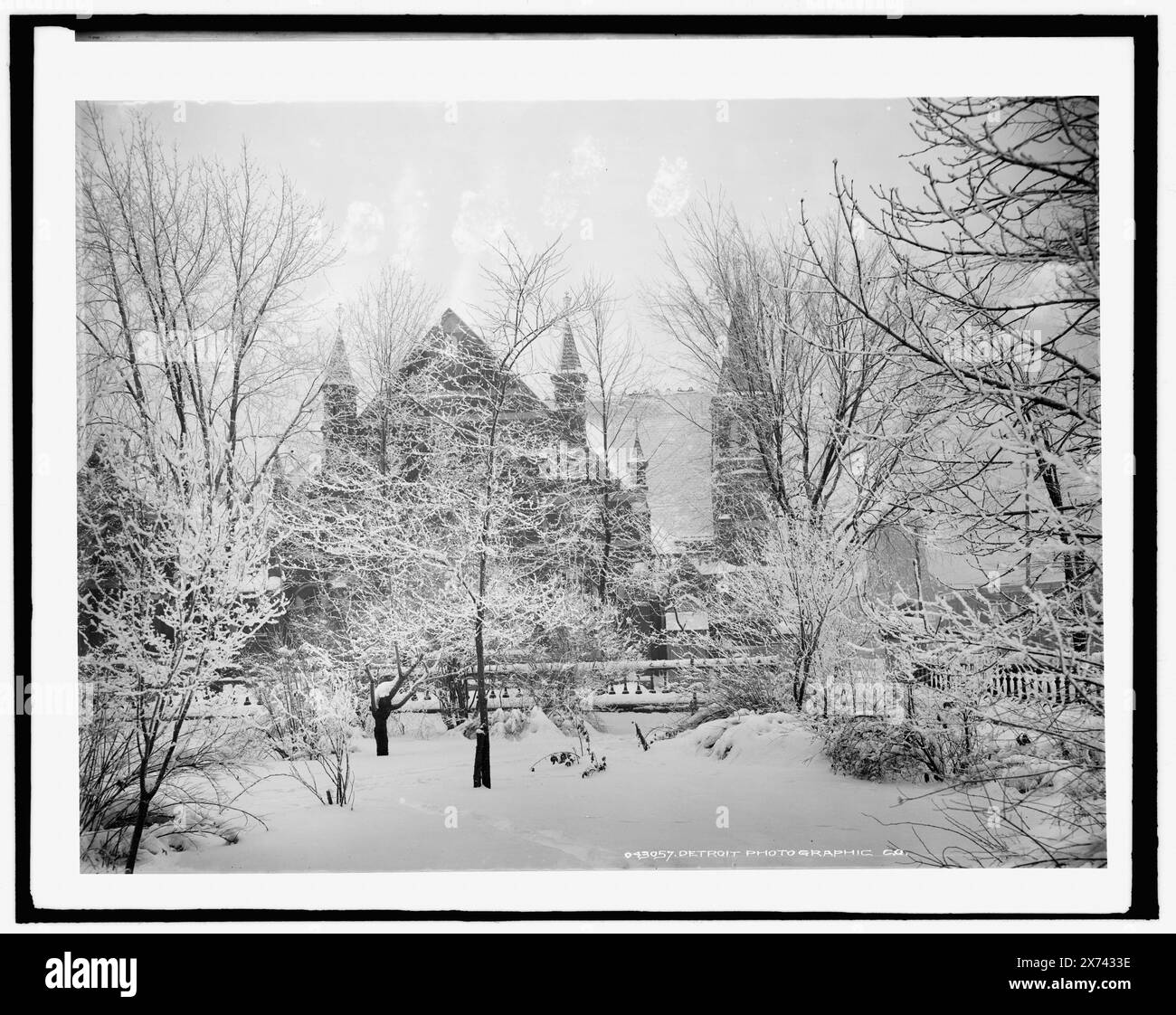 Church near Grand River Avenue in Snow, Detroit, Mich., secondo il Detroit Historic Designation Advisory Board, questa è una vista della Trumbull Avenue Presbyterian Church, Detroit, presa dal giardino di James Scripps, titolo ideato da cataloger., 'G 1577' su negative., Detroit Publishing Co. N. 043057., Gift; State Historical Society of Colorado; 1949, Chiese. , Neve. , Stati Uniti, Michigan, Detroit. Foto Stock