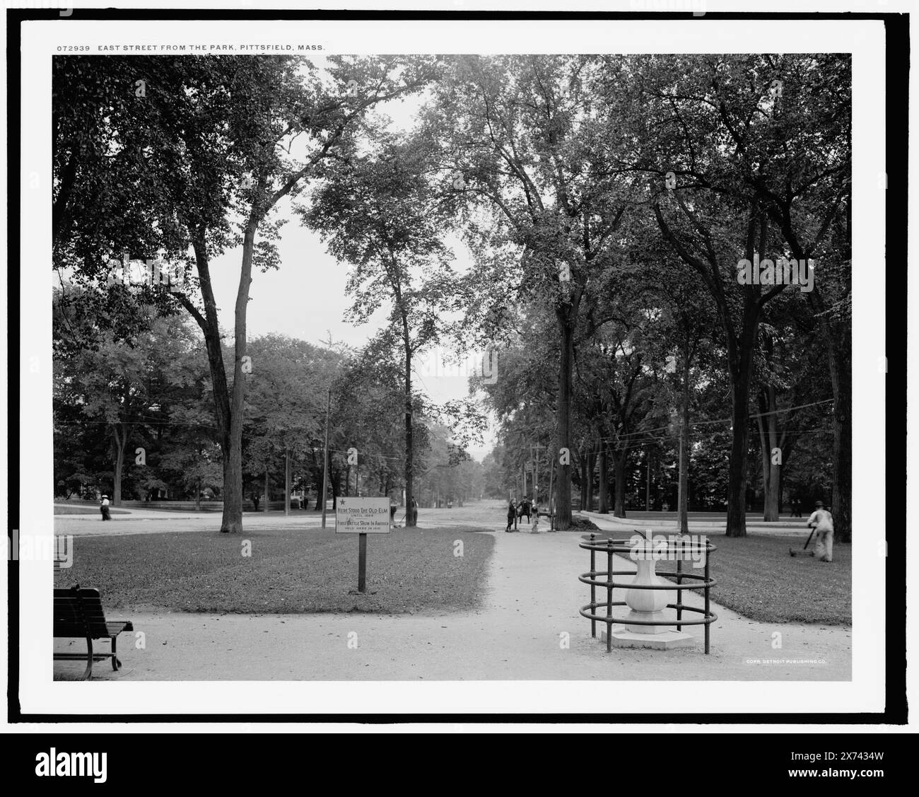 East Street dal parco, Pittsfield, Massachusetts, 'qui si trovava il vecchio olmo fino al 1864; la prima mostra di bestiame in America si tenne qui nel 1810' su cartello., Detroit Publishing Co. N.. 072939., Gift; State Historical Society of Colorado; 1949, Parks. , Marcatori storici. , Meridiane. , Stati Uniti, Massachusetts, Pittsfield. Foto Stock