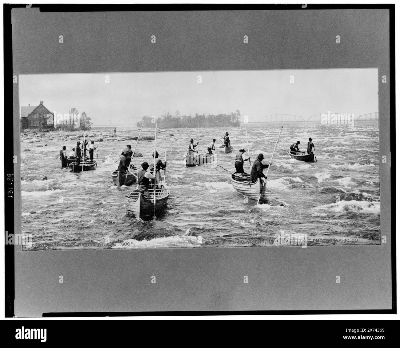 Indians Fishing at the 'Soo', in album preparato da Detroit Photographic Co. Da utilizzare come catalogo nel suo ufficio., Detroit Publishing Co., no 51340., Gift; State Historical Society of Colorado; 1955, pesca. , Indiani del Nord America. , Stati Uniti, Michigan, Sault Sainte Marie. , Stati Uniti, Michigan, fiume Saint Marys. Foto Stock