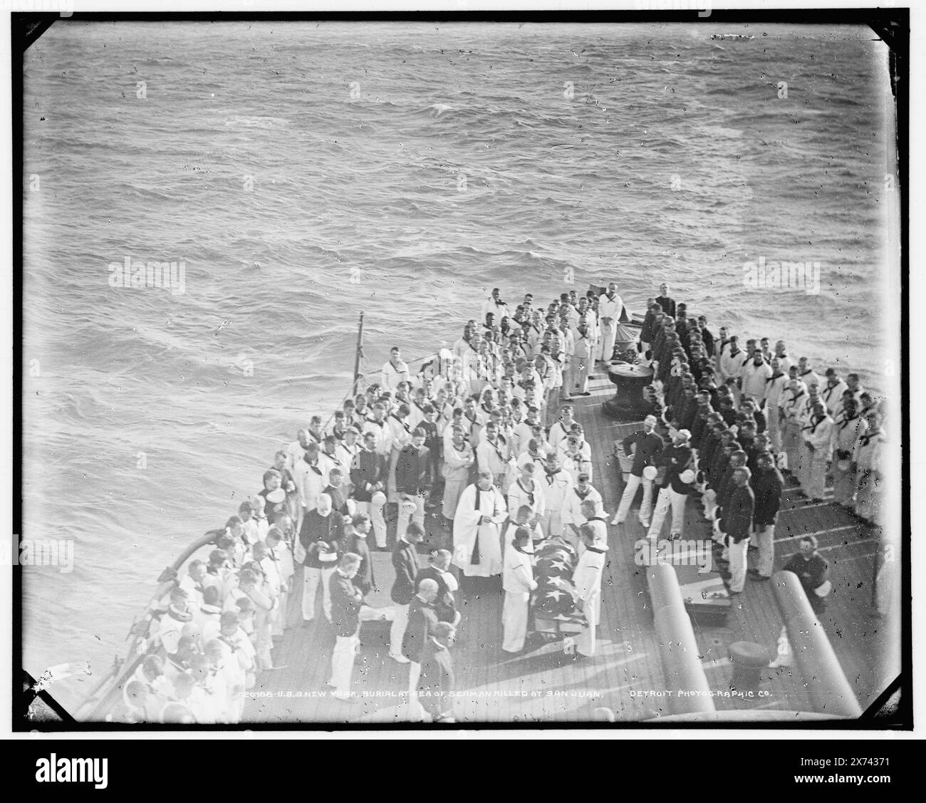 U.S.S. New York, sepoltura in mare di marinai uccisi a San Juan, attribuzione basata sul negativo D4-20785., Data basata su Detroit, Catalogo J (1901)., Detroit Publishing Co. N. 020788., Gift; State Historical Society of Colorado; 1949., published in: 'War' Chapter of the eBook Great Photographs from the Library of Congress, 2013, New York (Cruiser), United States., Navy. , Cruisers (navi da guerra), americano. , Sepolture in mare. , Guerra ispano-americana, 1898. Foto Stock